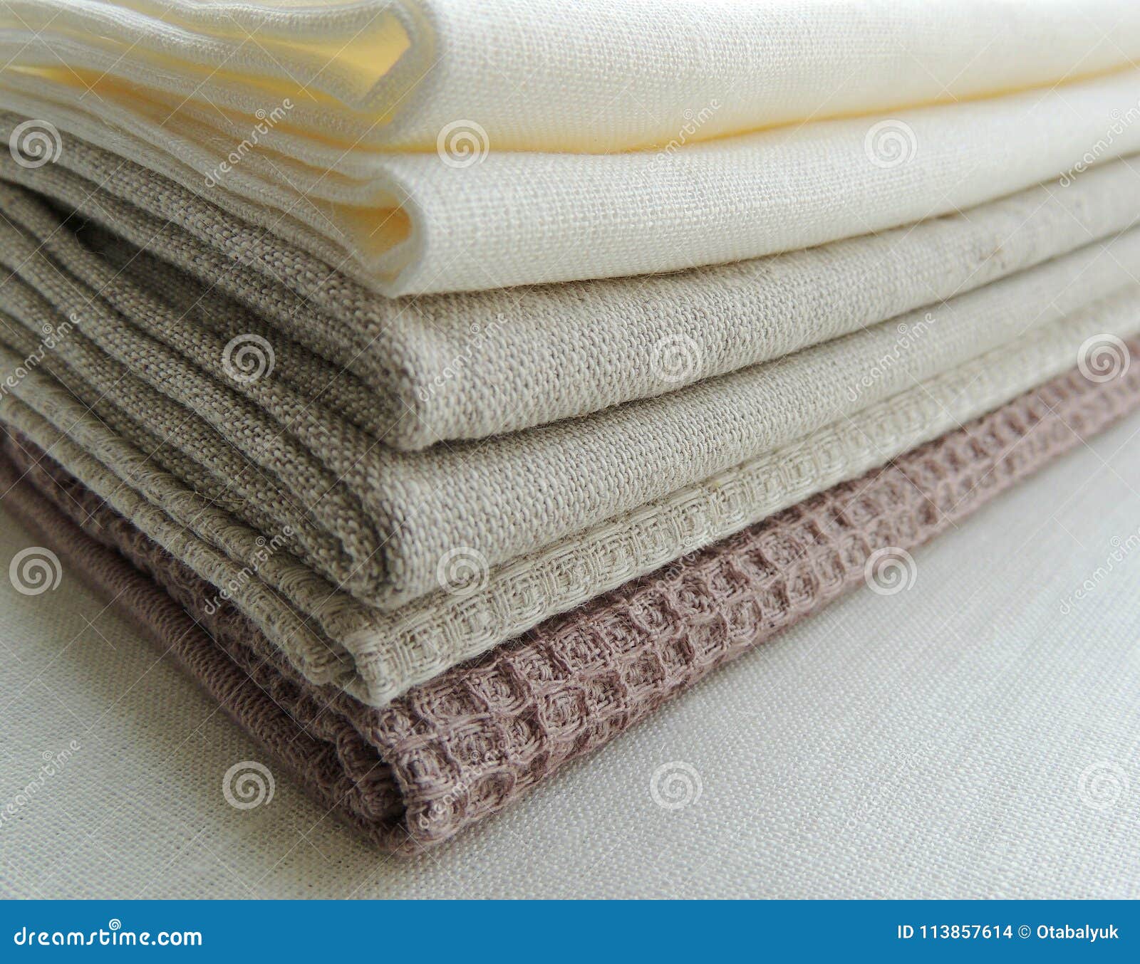Pile of Linen Fabrics Towels. Arkivfoto Bild av hand, färgat 113857614