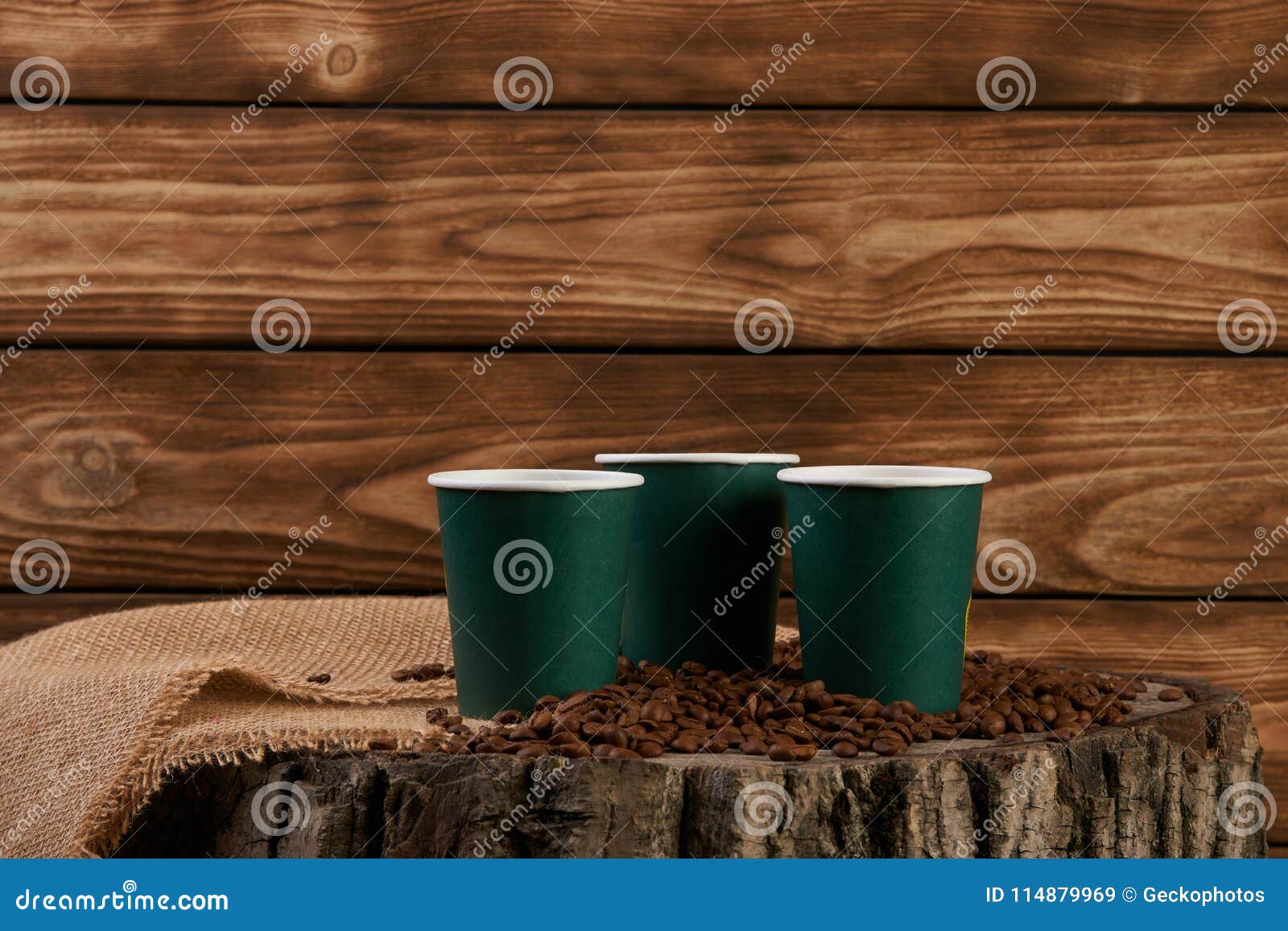 Three Green Paper Coffee Cups with Coffee Beans Stockbild Bild von gebraten, exemplar 114879969