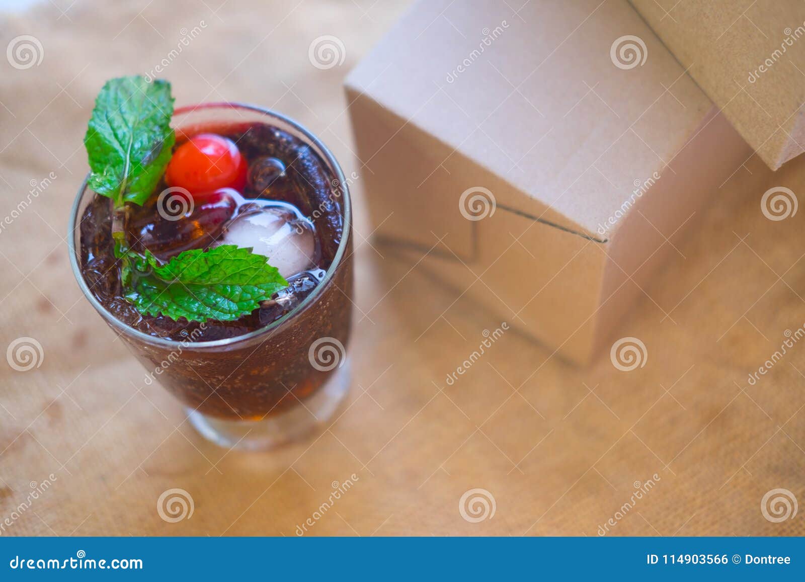 Soft Drink in Glasses with Mint and Cherry Fotografia Stock Immagine
