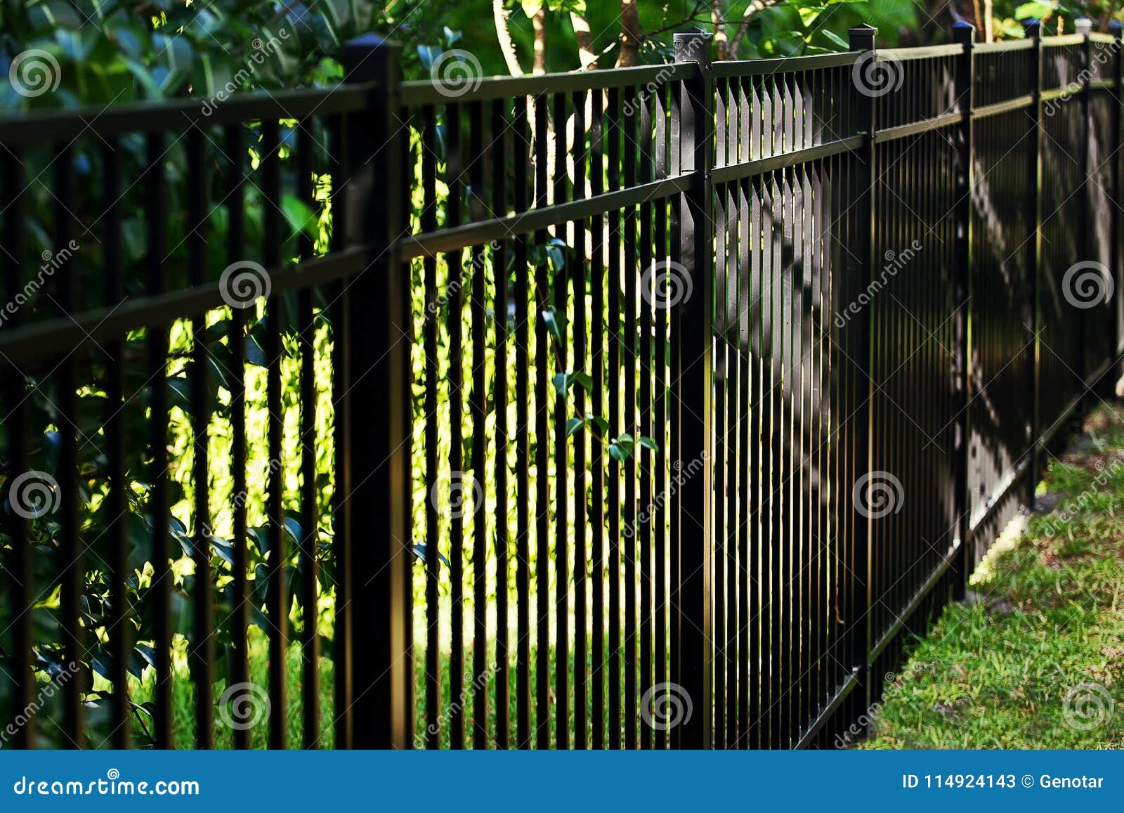 Black Aluminum Fence immagine stock. Immagine di stagione 114924143