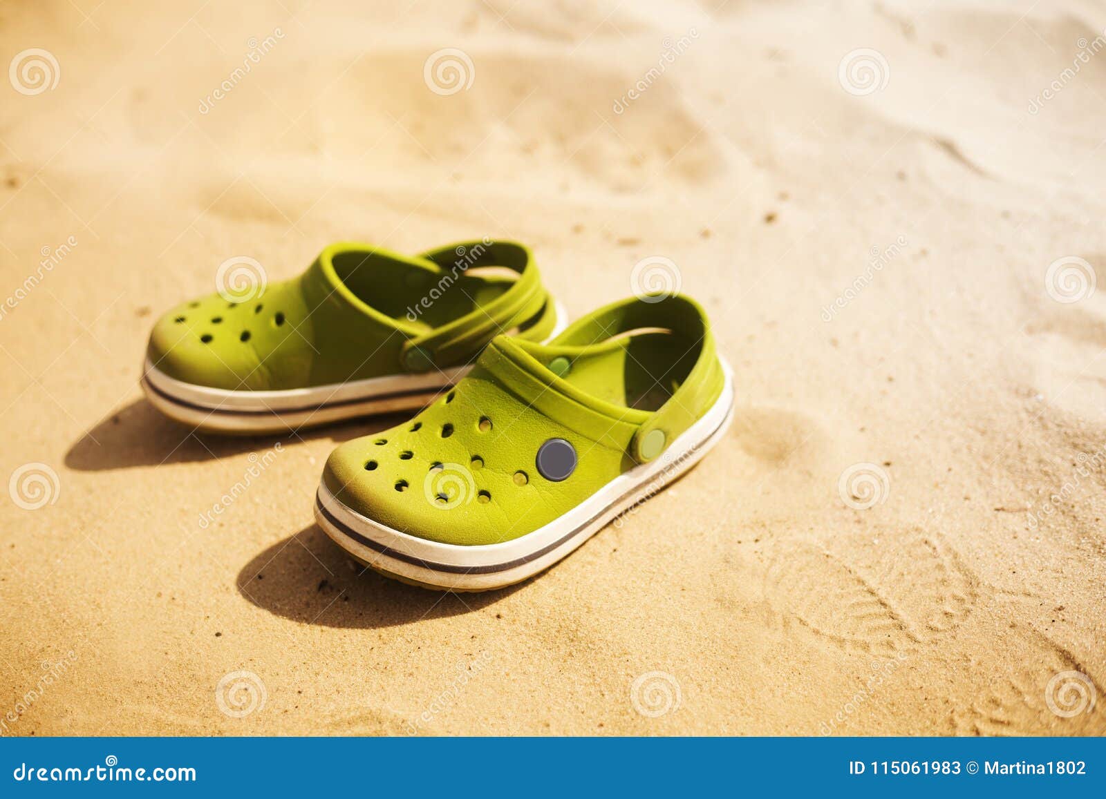 Children`s Green Shoes on the Sand Stock Afbeelding - Image of sandalen ...