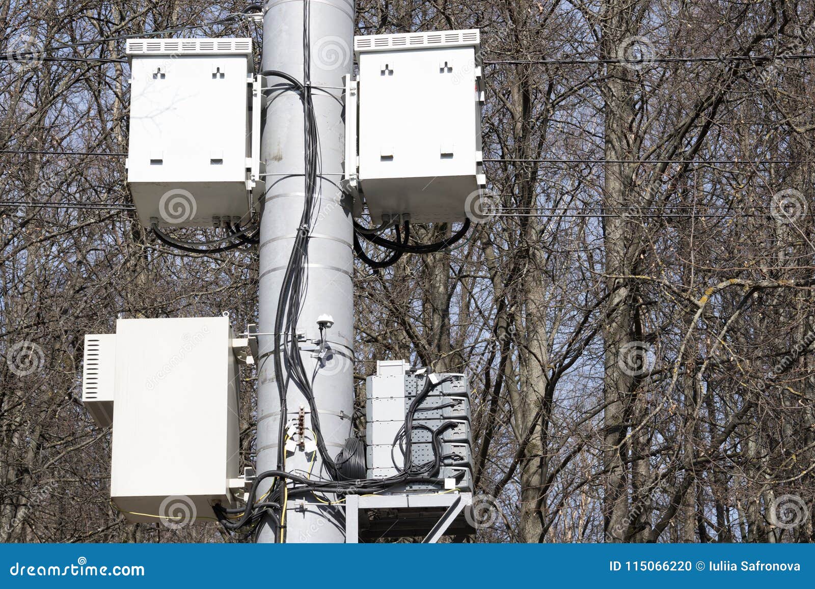 Telephone Equipment on the Pole, Means of Communication Fotografia Stock Immagine di telefono