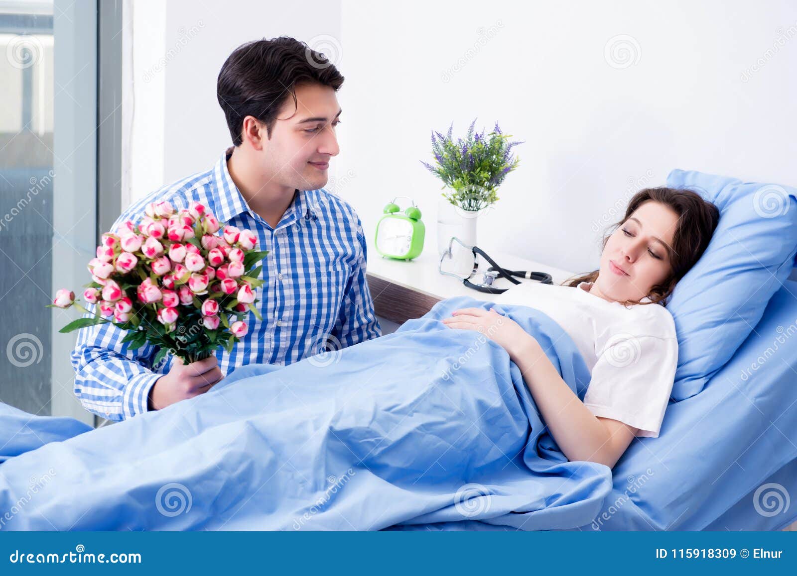 Жена навещает мужа. Жена навещает мужа в больнице. Мужчина навещает женщину в больнице. Муж рядом с женой в больнице.