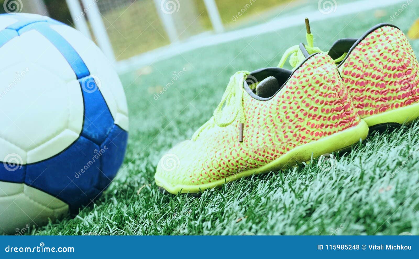 Soccer Ball and Football Boots on Green Grass 库存照片 图片 包括有 人员, 季节