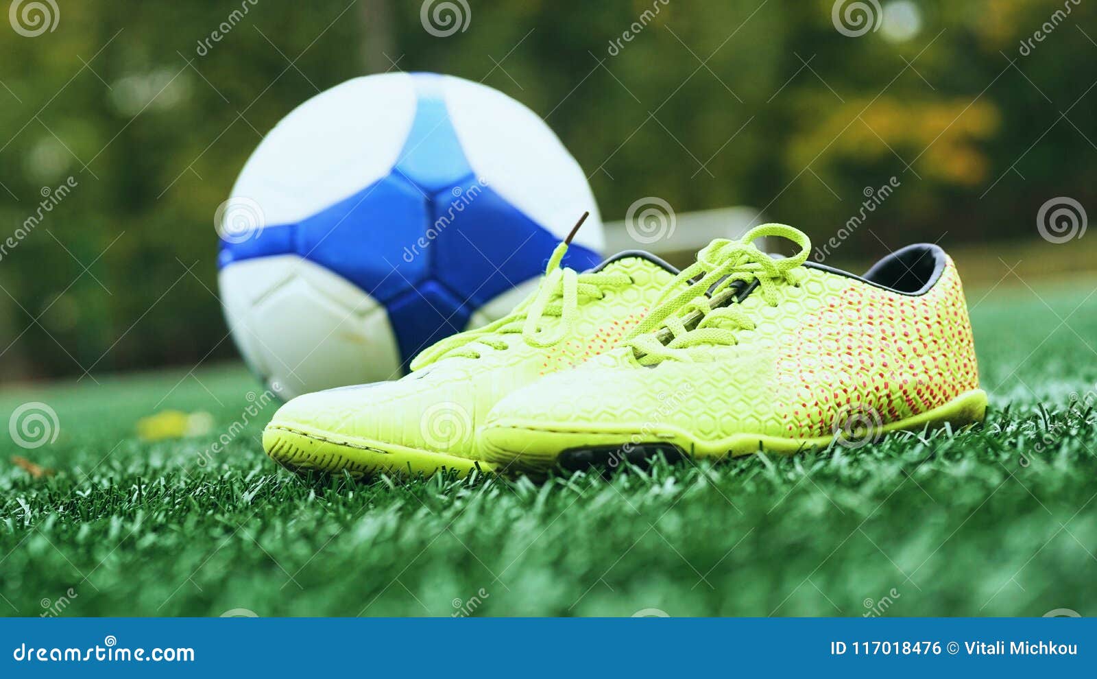 Soccer Ball and Football Boots on Green Grass Foto de Stock Imagem de