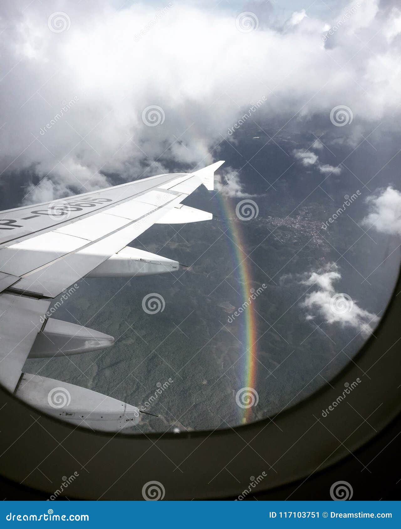 Rainbow while on a flight redaktionell bild. Bild av lopp - 117103751