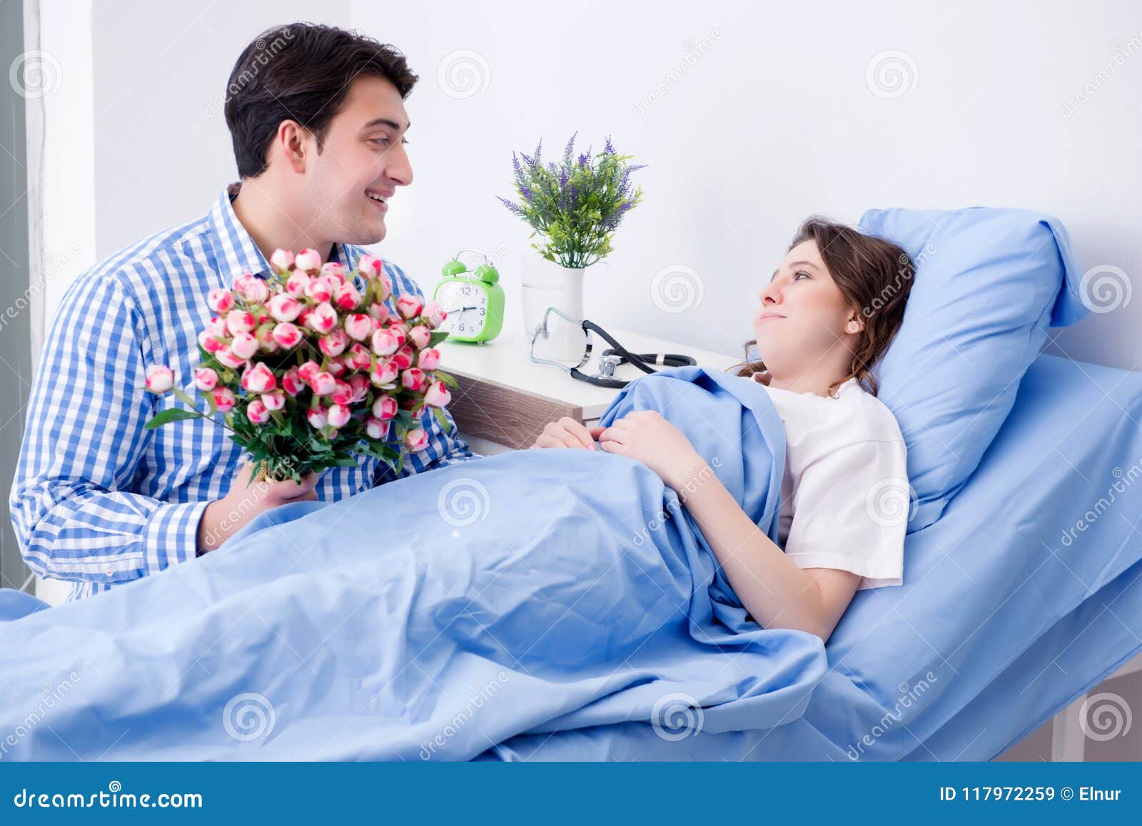 Жена навещает мужа. Мужчина навещает женщину в больнице. Жена навещает мужа в больнице. Жена в больнице муж навещает с цветами. Девушка навещает в больнице.