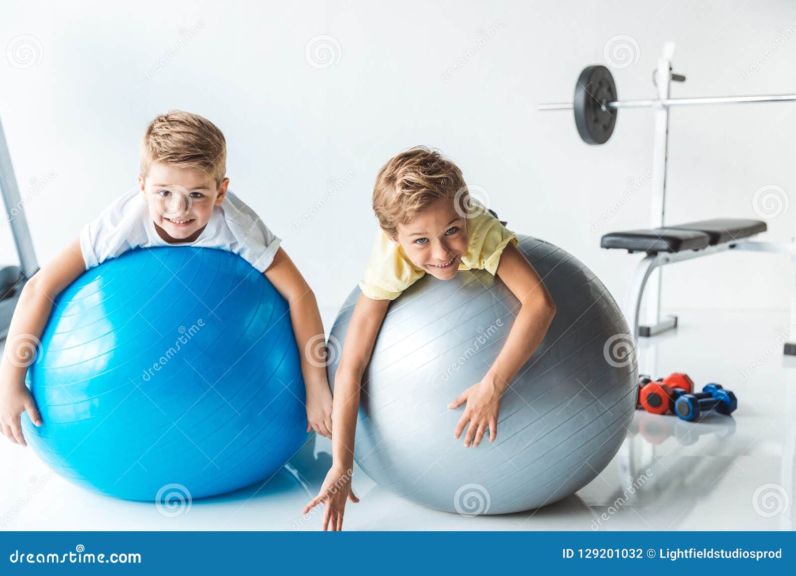 Little Boys on Fitness Balls Stockfoto Bild von kaukasisch