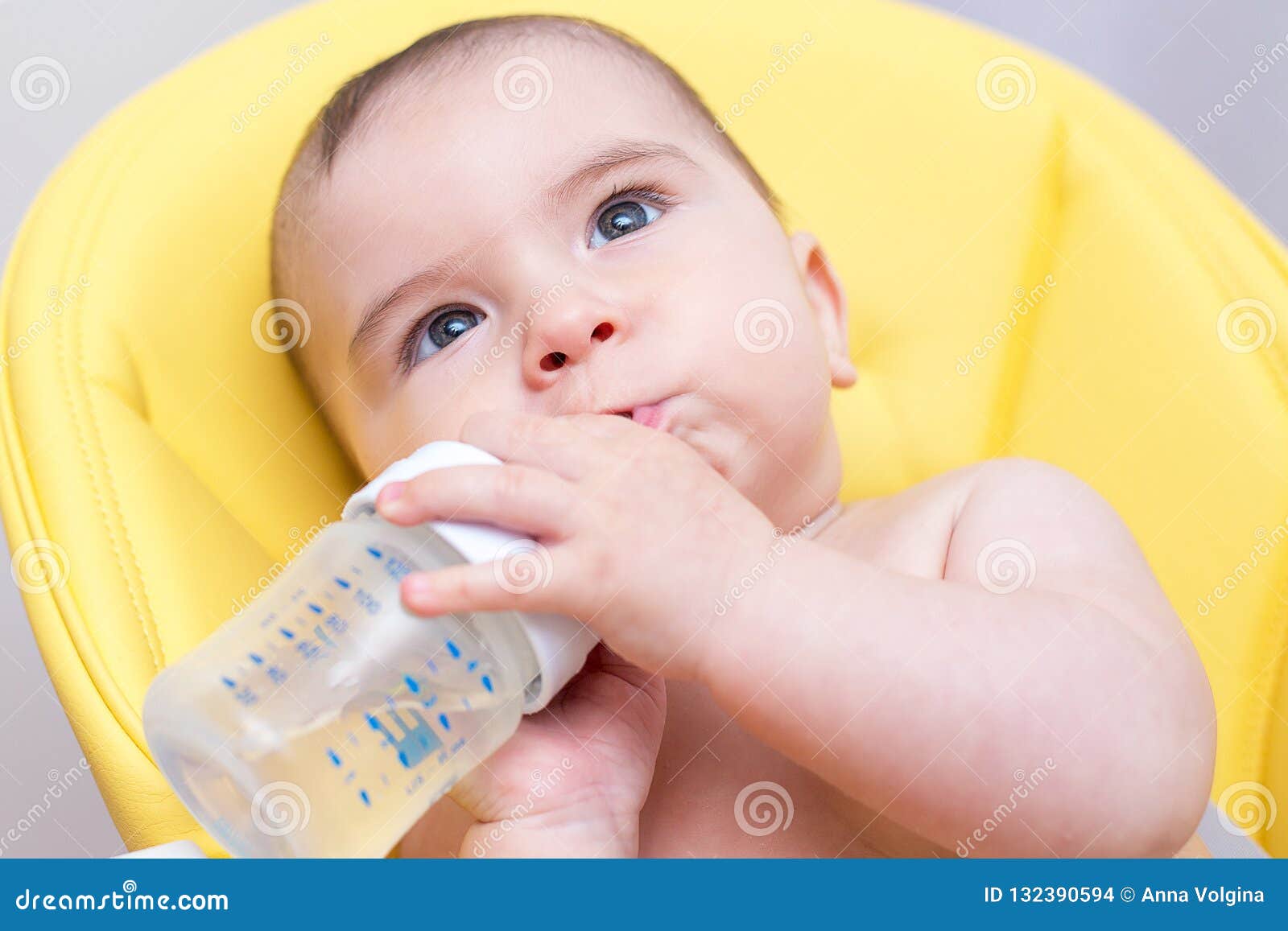 Cute Baby Drinking Water From A Bottle 库存照片 图片 包括有 婴孩