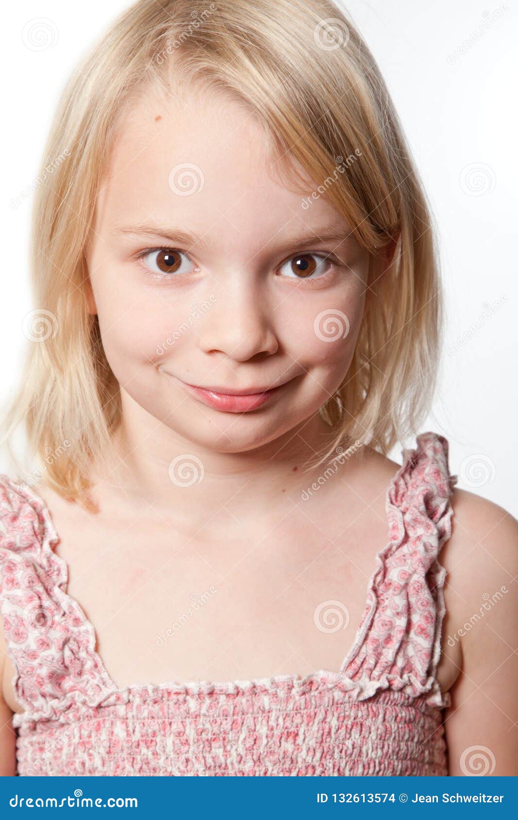 Portrait of a young teenager girl in studio. Porträt eines jungen Jugendlichmädchens im Studio, welches die Kamera betrachtet