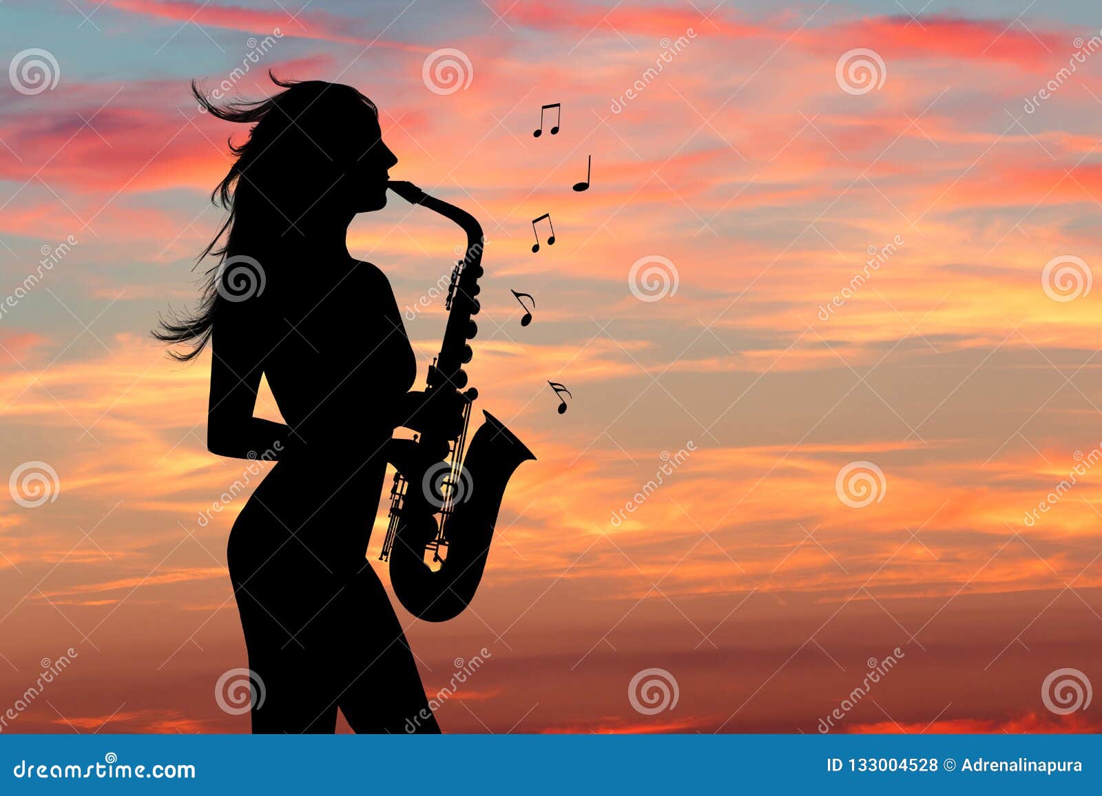 голая девушка играет на саксофоне
