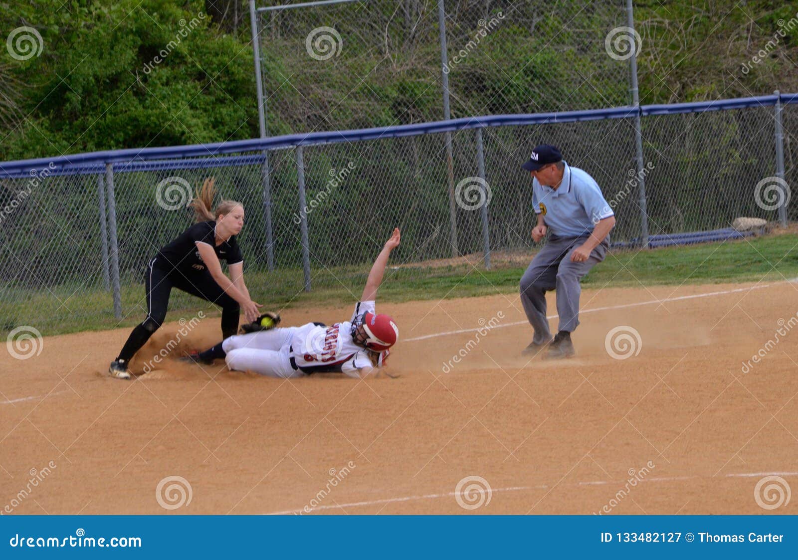 Runner Slides into Base in a Softball Game 图库摄影片 图片 包括有 眼睛, 审判员