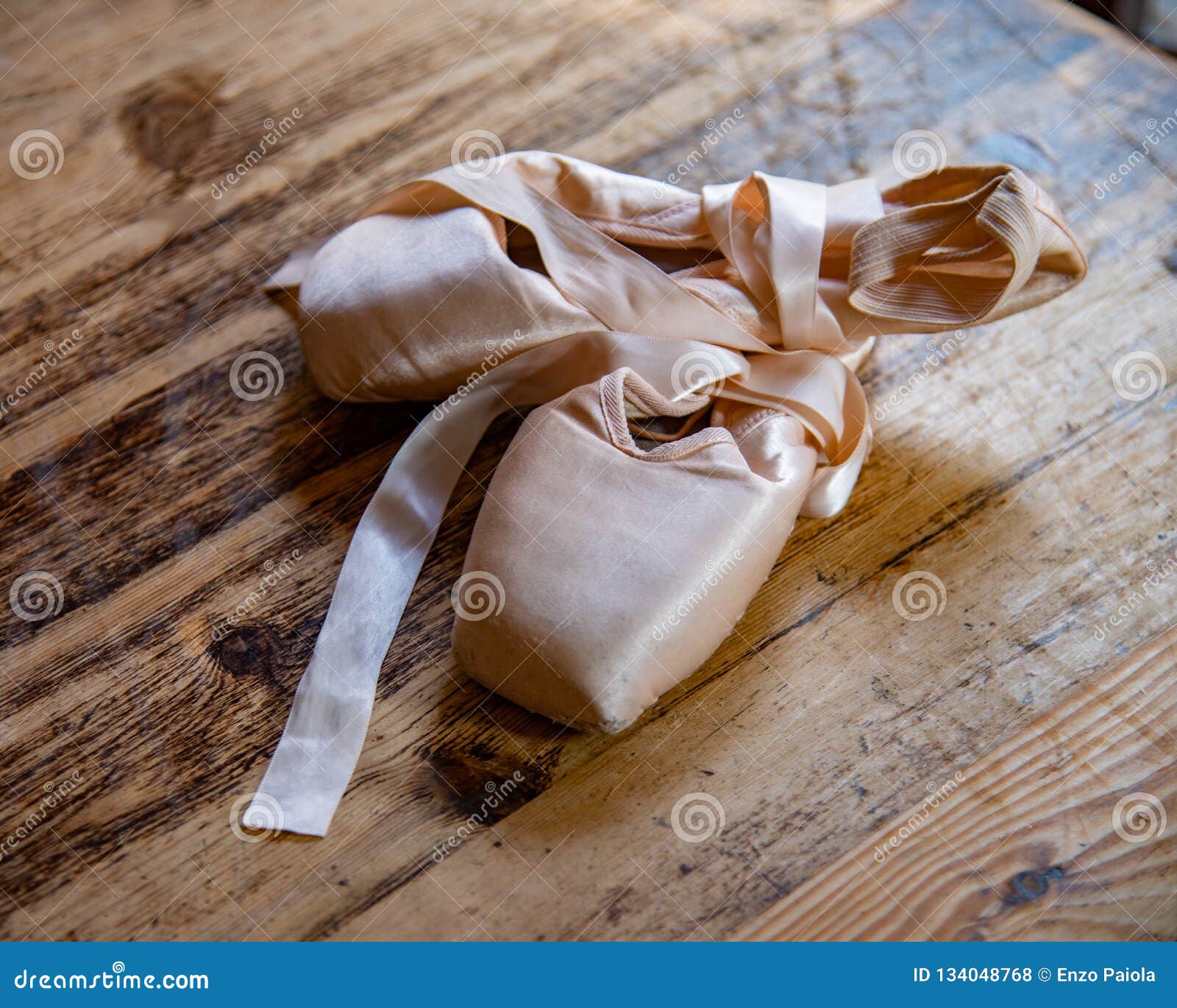 Pink Ballet Pointe Shoes on a Light Brown Black Background. Fotografia ...