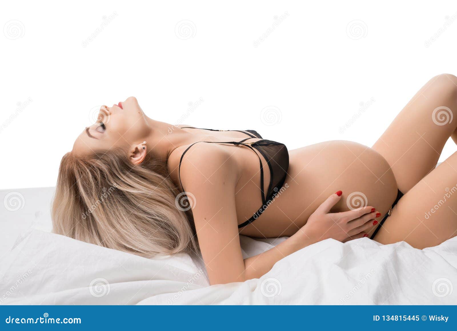 Беременная женщина расслабляется в одиночной постели Стоковое Изображение - изображение насчитывающей эротично, мать: 134815445
