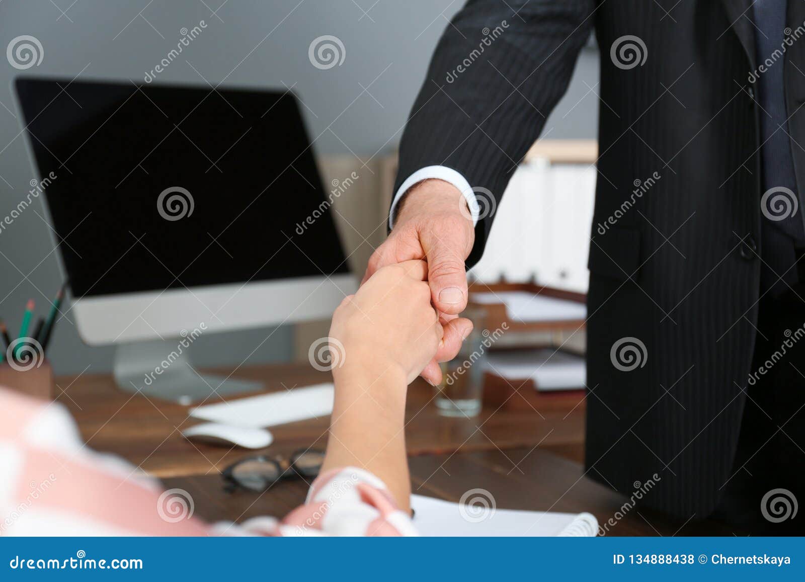 Lawyer Shaking Hands with Client in Office 库存照片 图片 包括有 会议, 背包 134888438