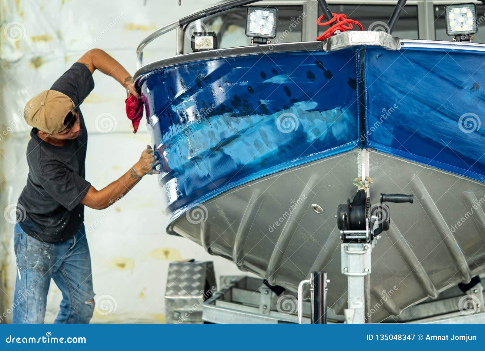 Aluminum Boat Painting Procedure at Service Center Stockbild Bild von