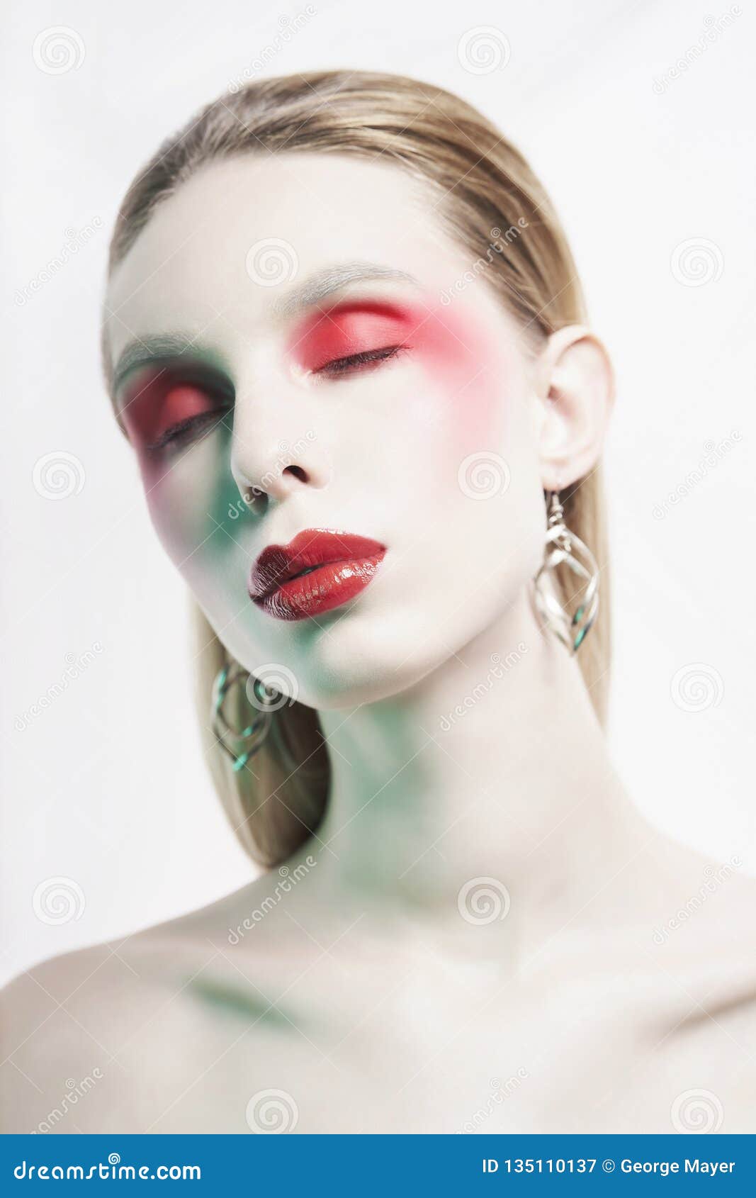 nude lady with colorful lipstick and artistic makeup. R r Schönes Mädchen mit heller Verfassung E