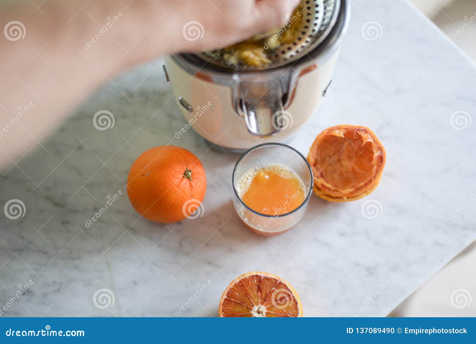 Male Hand Squeezing Oranges for a Glass of Fresh Healty Juice Foto de