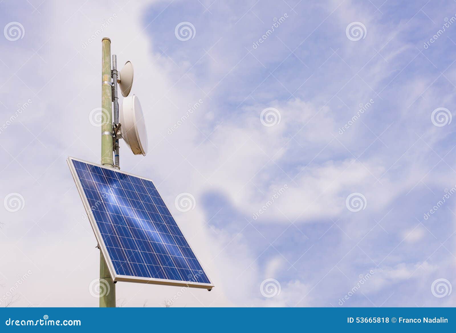 Repeater antenna with solar panel. Μικρός ενισχυτής κεραιών με το ηλιακό πλαίσιο, στα βουνά