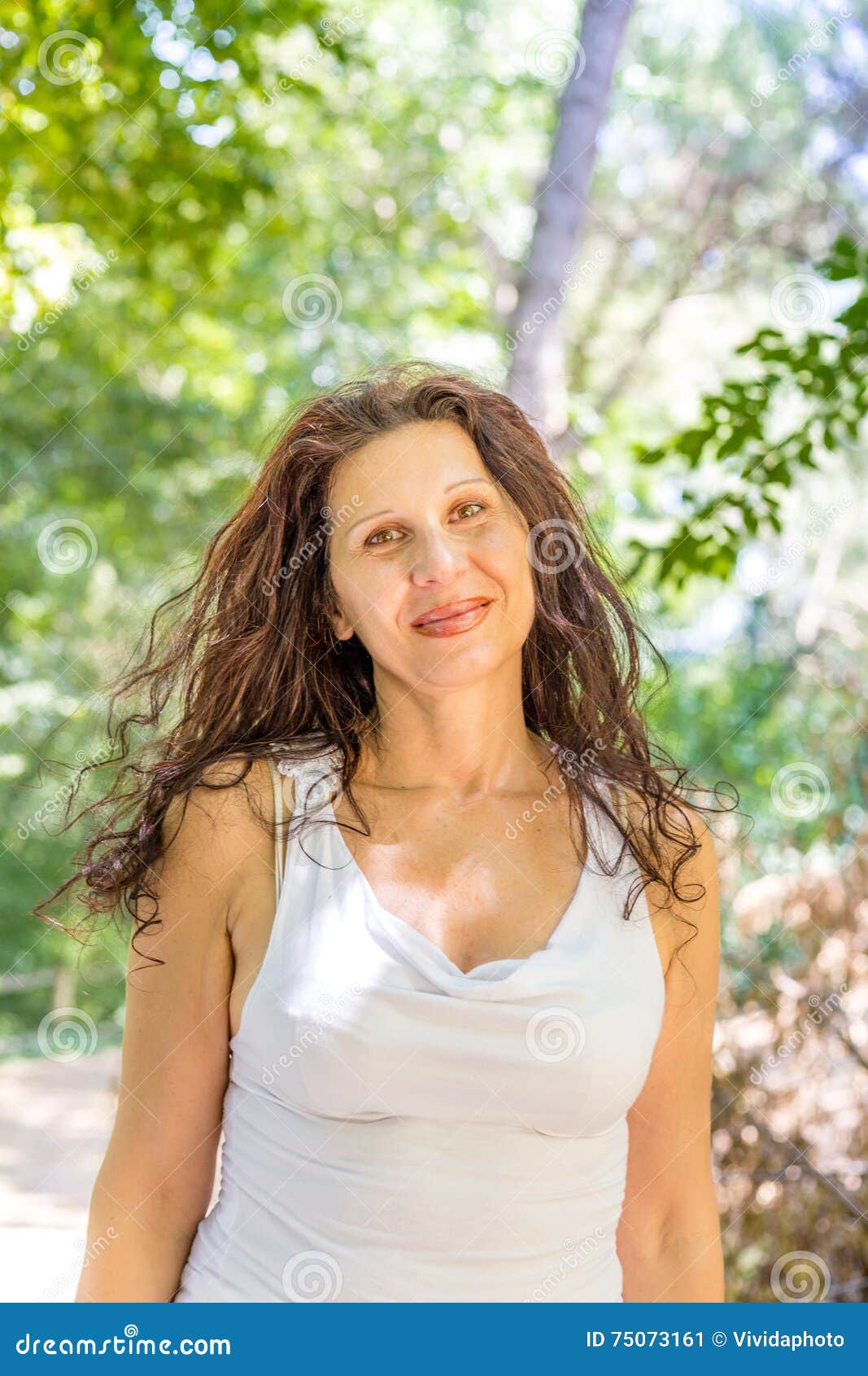 Busty Classy Mature Woman Smiling Stock Afbeelding - Image of exemplaar,  vrouw: 75073161