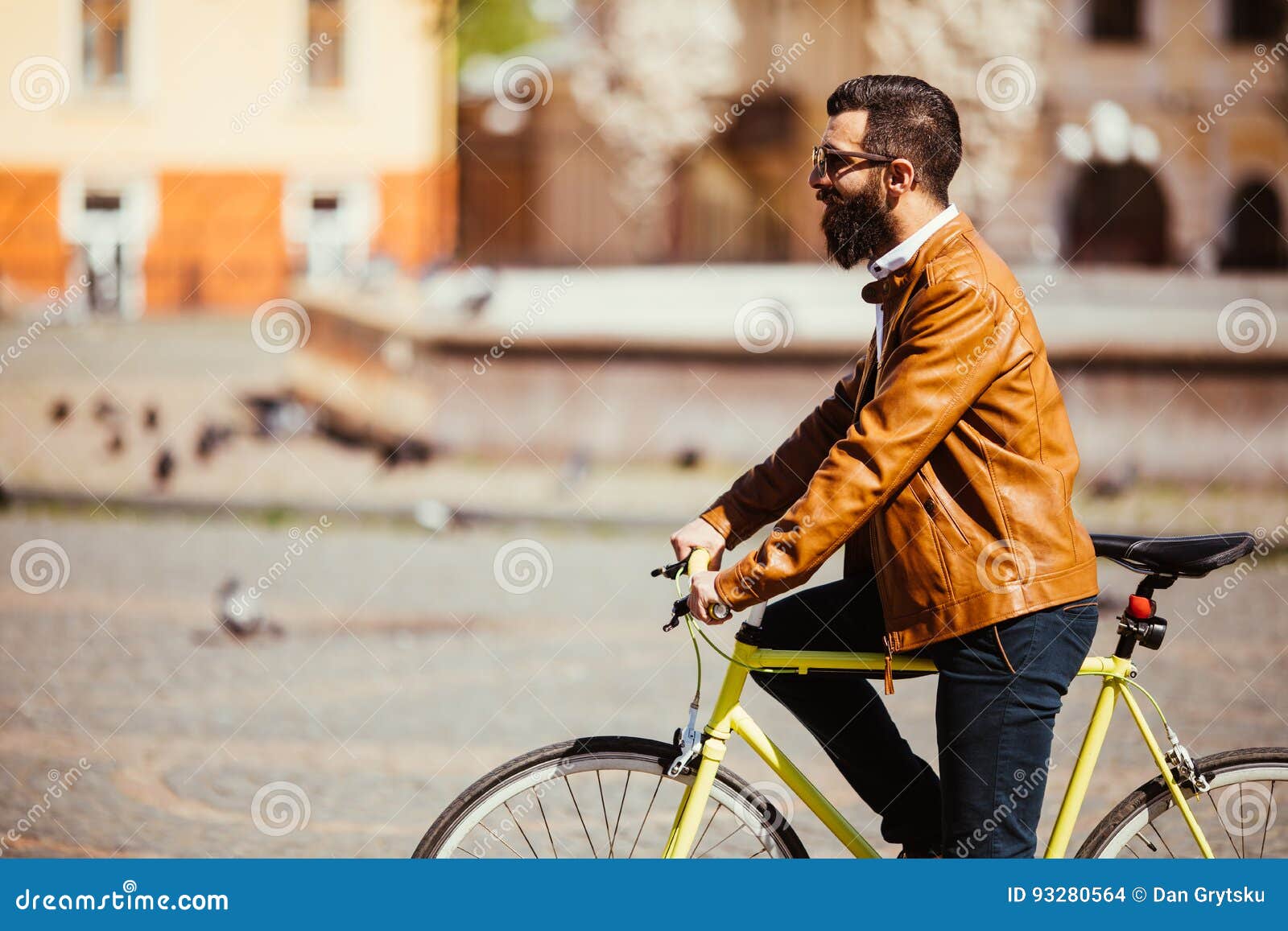 Hipster Man Riding in a Fixie Bike in the Sunny City Streets. Stockfoto ...