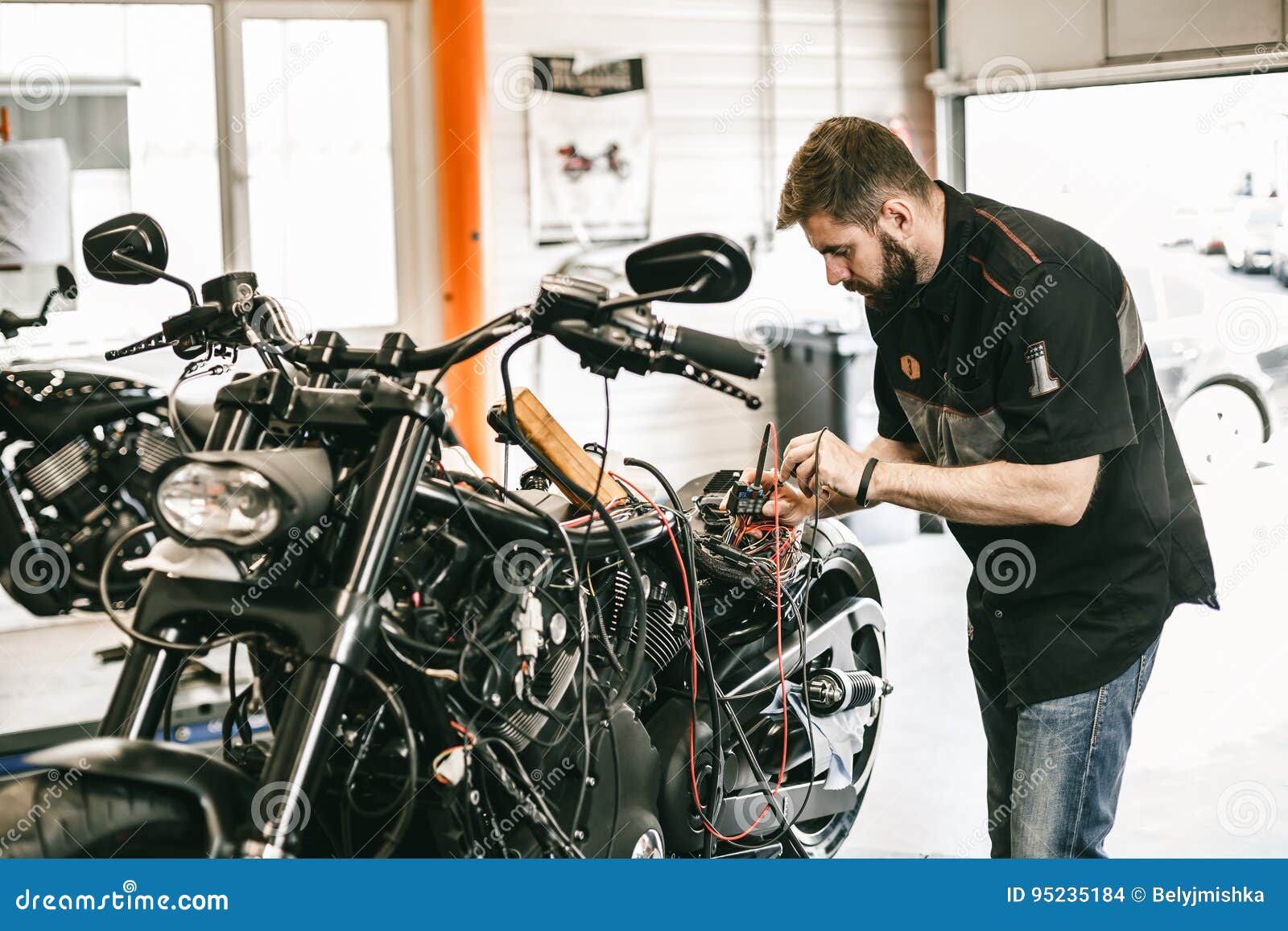 Professional Motorcycle Mechanic Working in Bike Repair Service. 库存照片