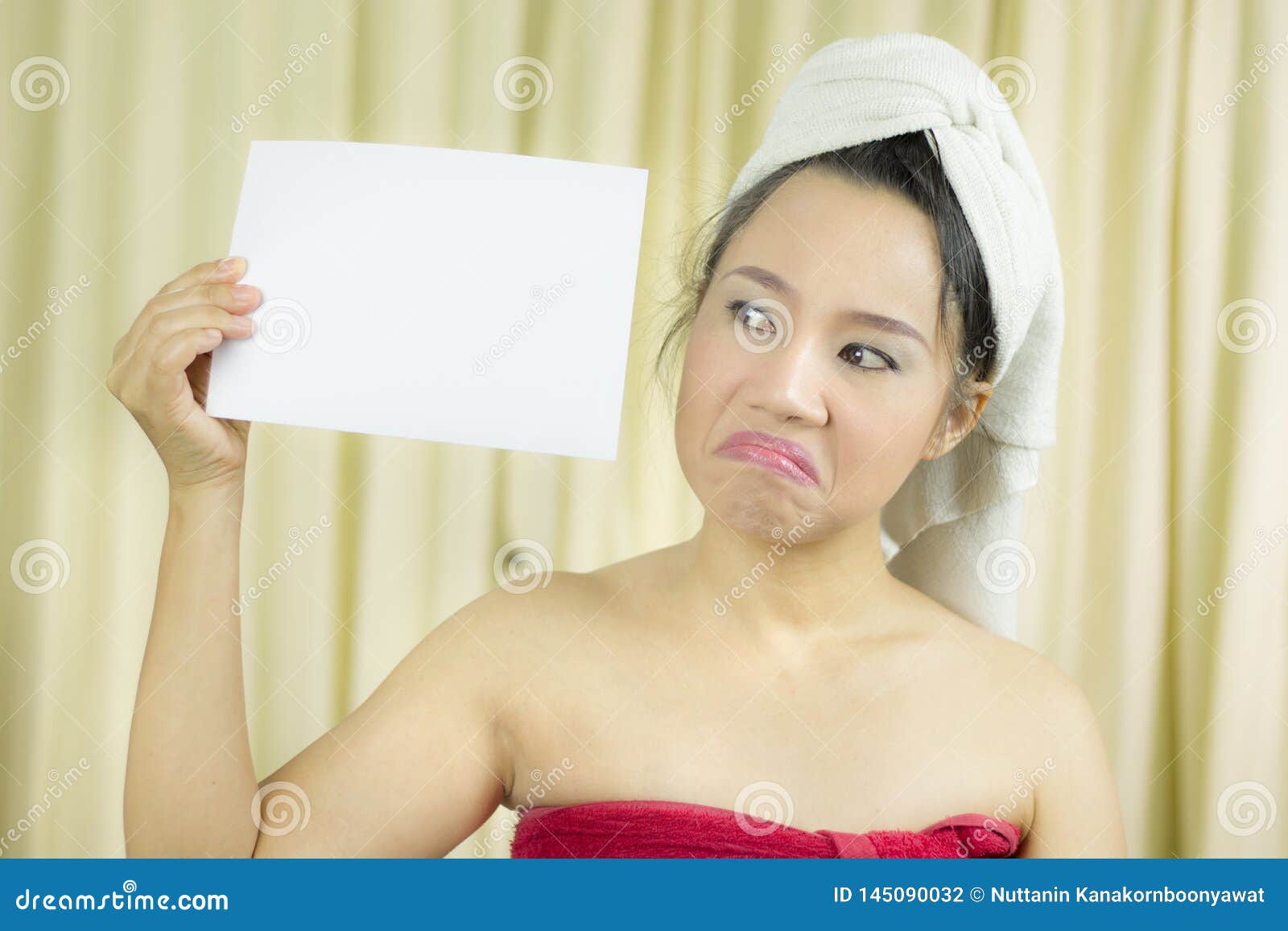 Asian woman wear a skirt to cover her breast after wash hair, Wrapped in Towels After Shower holding empty blank banner and acting. E Bildgalerie der hohen Aufl?sung