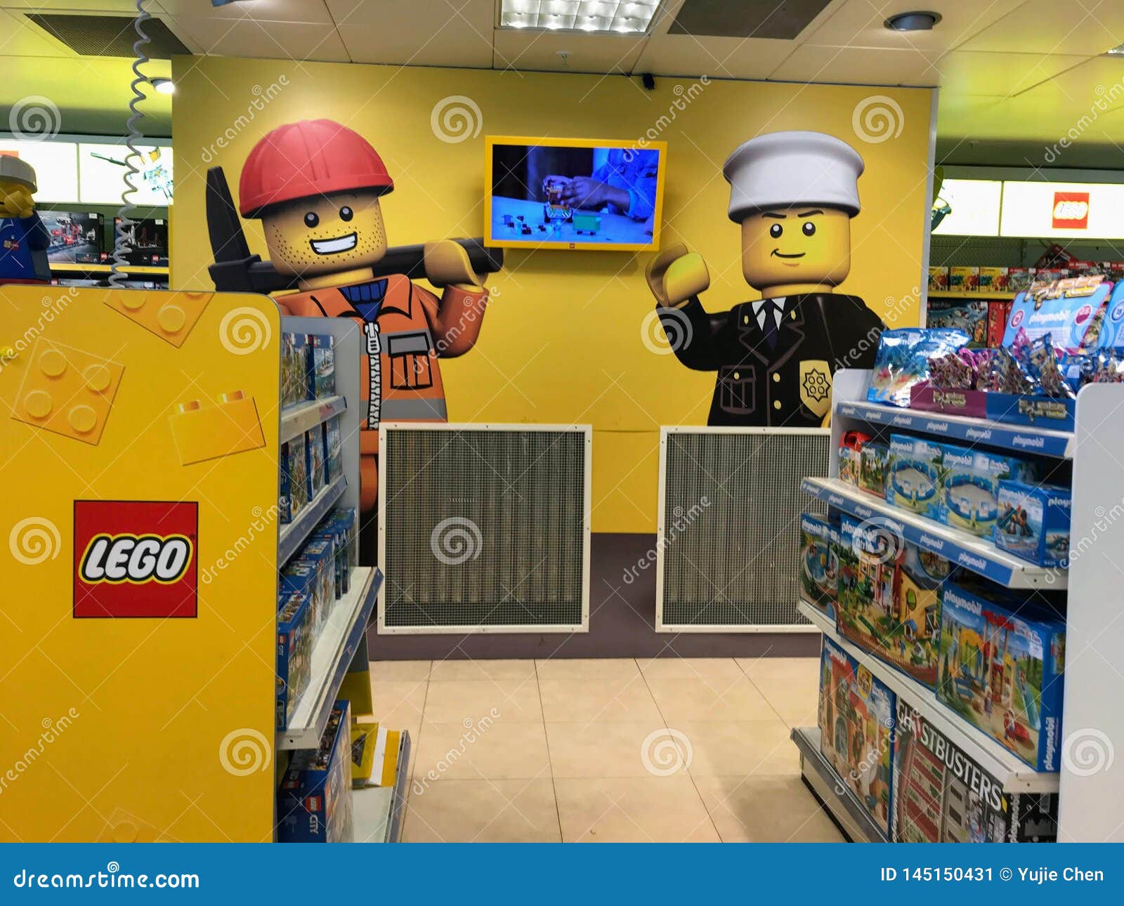 LEGO counter in the shopping mall. 乐高是由乐高集团制造的塑料建筑玩具的线，在比灵斯根据的私有公司，丹麦 公司的重要产品，乐高，包括伴随一一些齿轮的五颜六色的连结的塑料砖，小雕象叫minifigures和各种各样的零件 r