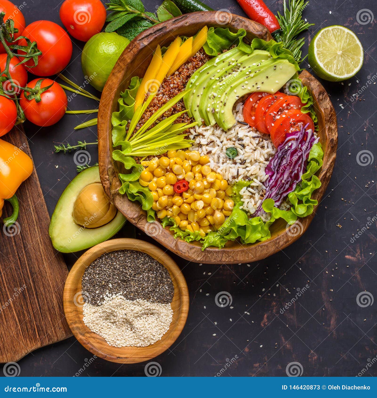 Buddha bowl with chickpea, avocado, wild rice, quinoa seeds, bell pepper, tomatoes, greens, cabbage, lettuce on shabby dark stone. De kom van Boedha met kikkererwt, avocado, wilde rijst, quinoa zaden, groene paprika, tomaten, greens, kool, sla op sjofele steenlijst en houten kom met chia en sesamzaden De hoogste het dieet detox microgreens van de van de achtergrond menings superfood gezonde vegetarische veganist van de salade van de het bordinzameling van de rustieke kruiden de zomerlente organische kokende groenten donkere ingrediënten van de de samenstellings ruwe zonnebloem lokale verse van de de spruitenspaanse peper van de de spinaziekalk van de de muntrozemarijn van de arugulamaaltijd heerlijke schotel van het de keukendiner