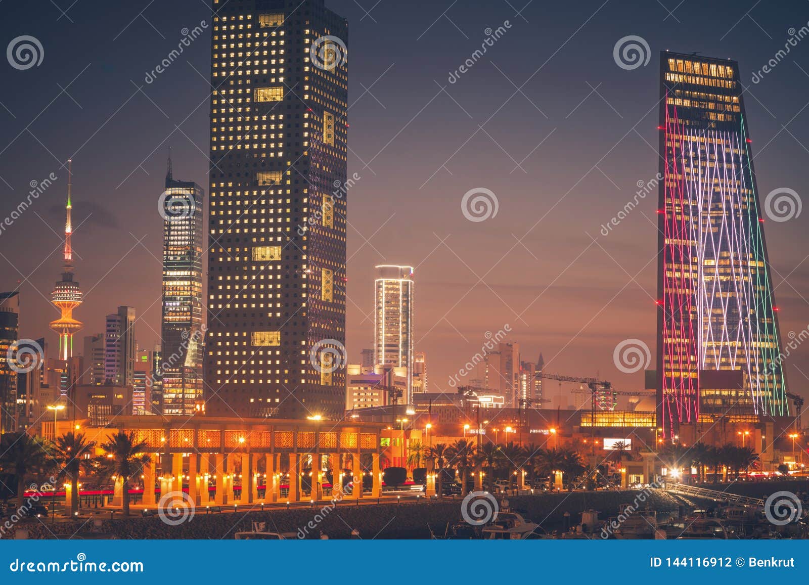 Skyline of Kuwait City at Evening Stock Foto Image of blauw, kapitaal