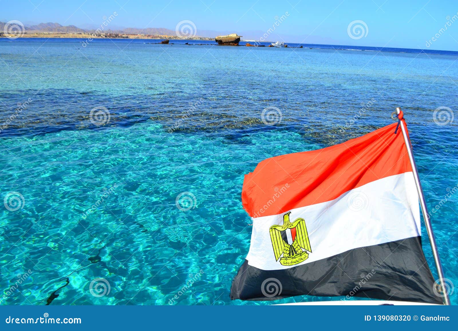 E Drapeau De L'Egypte Sur Le Fond De La Mer Et De L'île De Tiran
