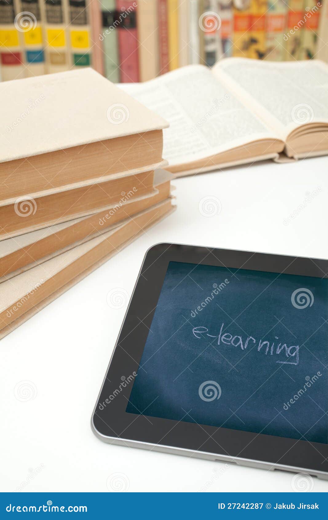 E-lerend concept. Digitale tablet in studieruimte met beeld van schoolbord op het aanrakingsscherm met met de hand geschreven tekst e-leert.