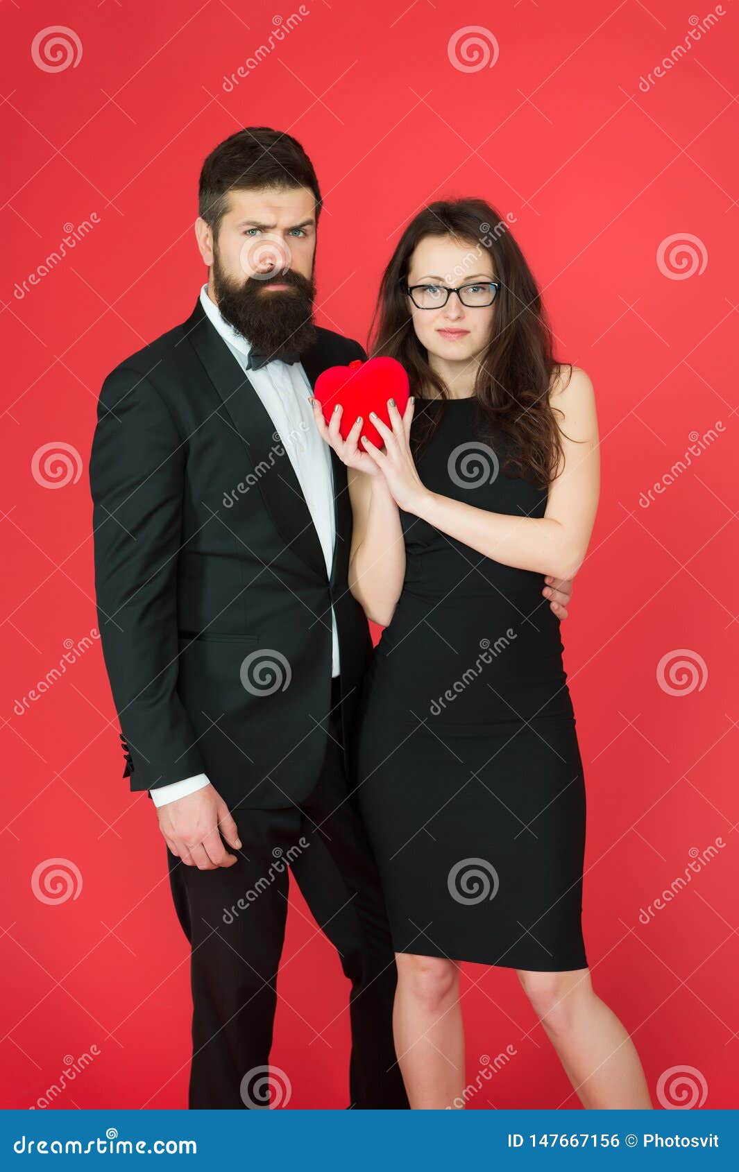 E Nehmen Sie Mein Herz Ein Inneres F?r Zwei Sexy Frau Und Reifer Mann Mit Bart Paare Stockfoto
