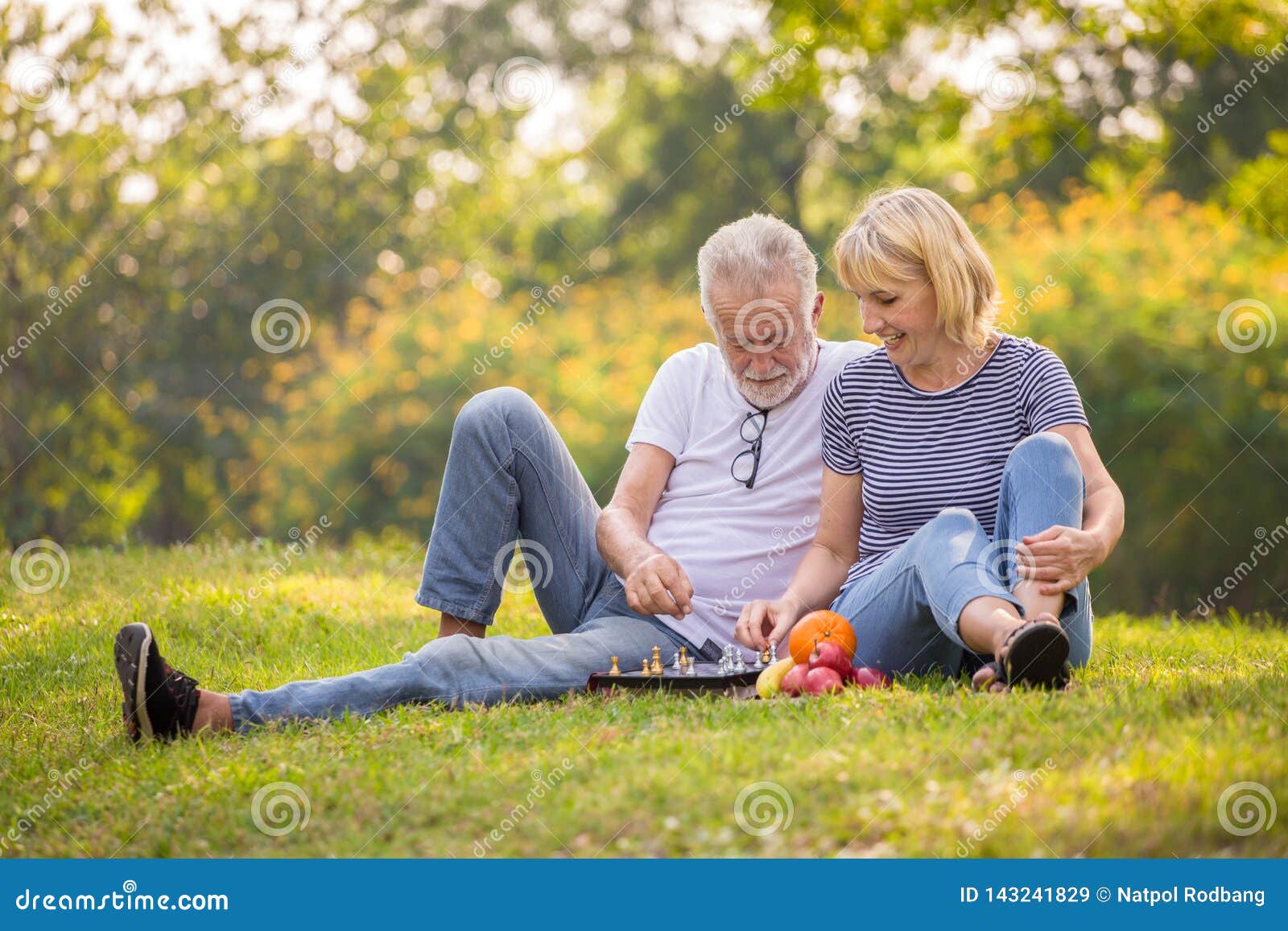 Foto de Homens Idosos Dois Velhos Jogando Xadrez No Parque e mais fotos de  stock de Xadrez - Jogo de tabuleiro - iStock