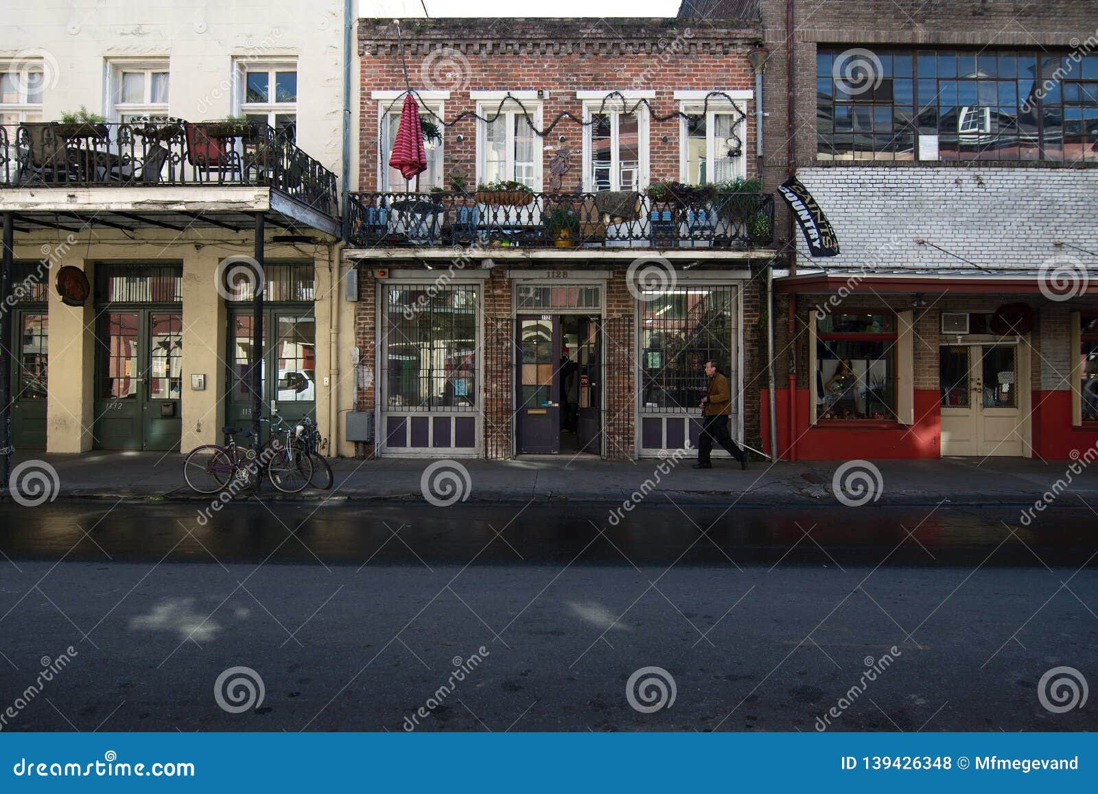 Store Fronts at the French Quarter Redactionele Stock Foto Image of
