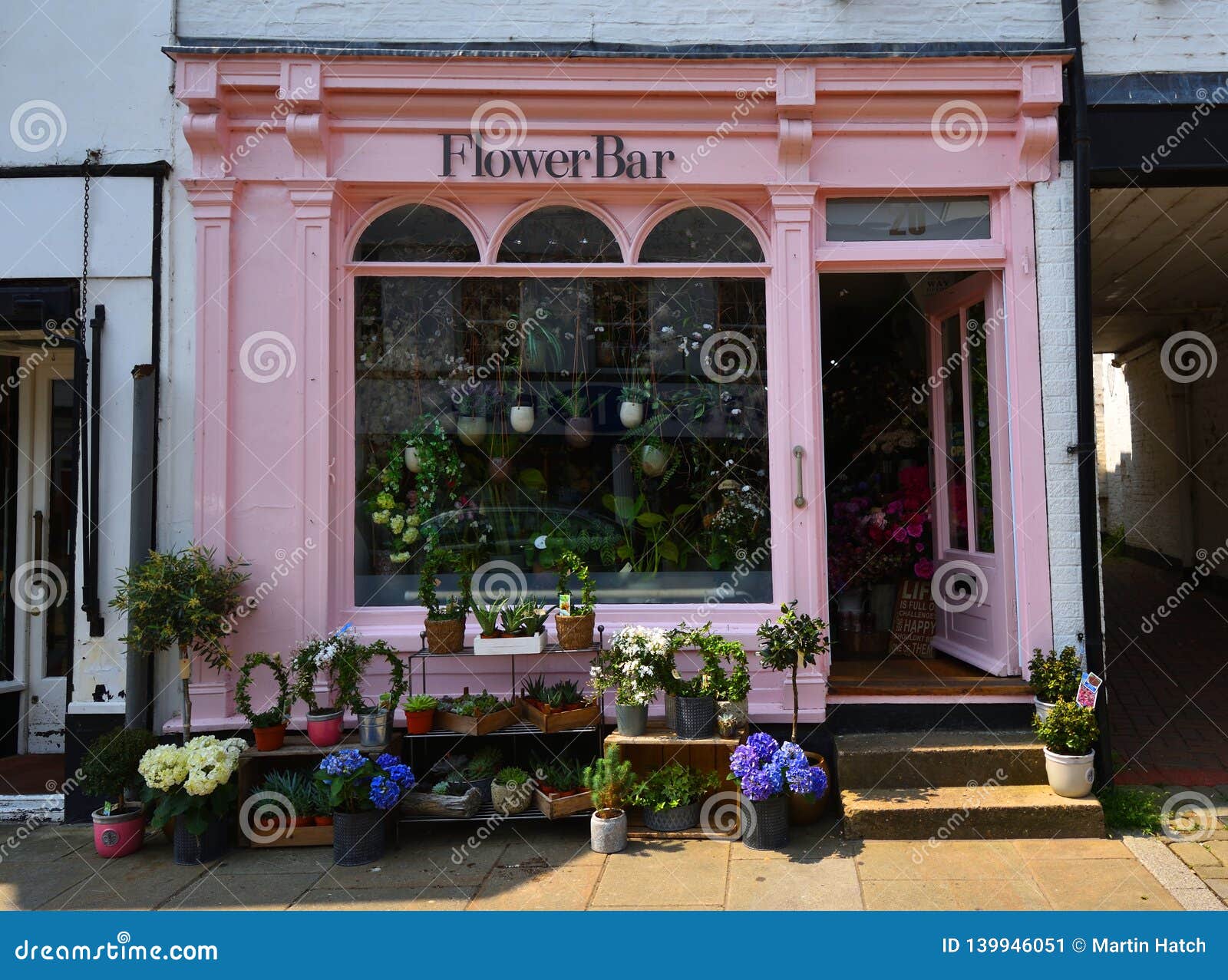 Florist Shop Front Pink Facade and Flowers Display. Redaktionelles Foto