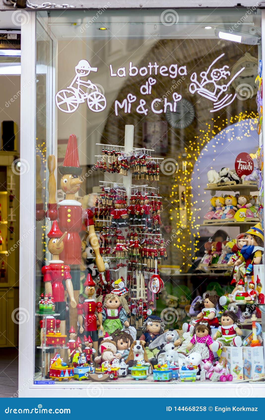 Shop Window of a Toy Store in Rome, Italian Capital 编辑类库存照片 图片 包括有 前面