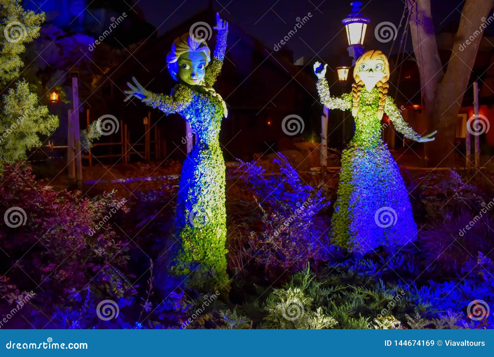 Frozen Elsa and Ana illuminated topiaries on beautiful scenery at Epcot in Walt Disney World. Ορλάντο, Φλώριδα 27 Μαρτίου 2019 E