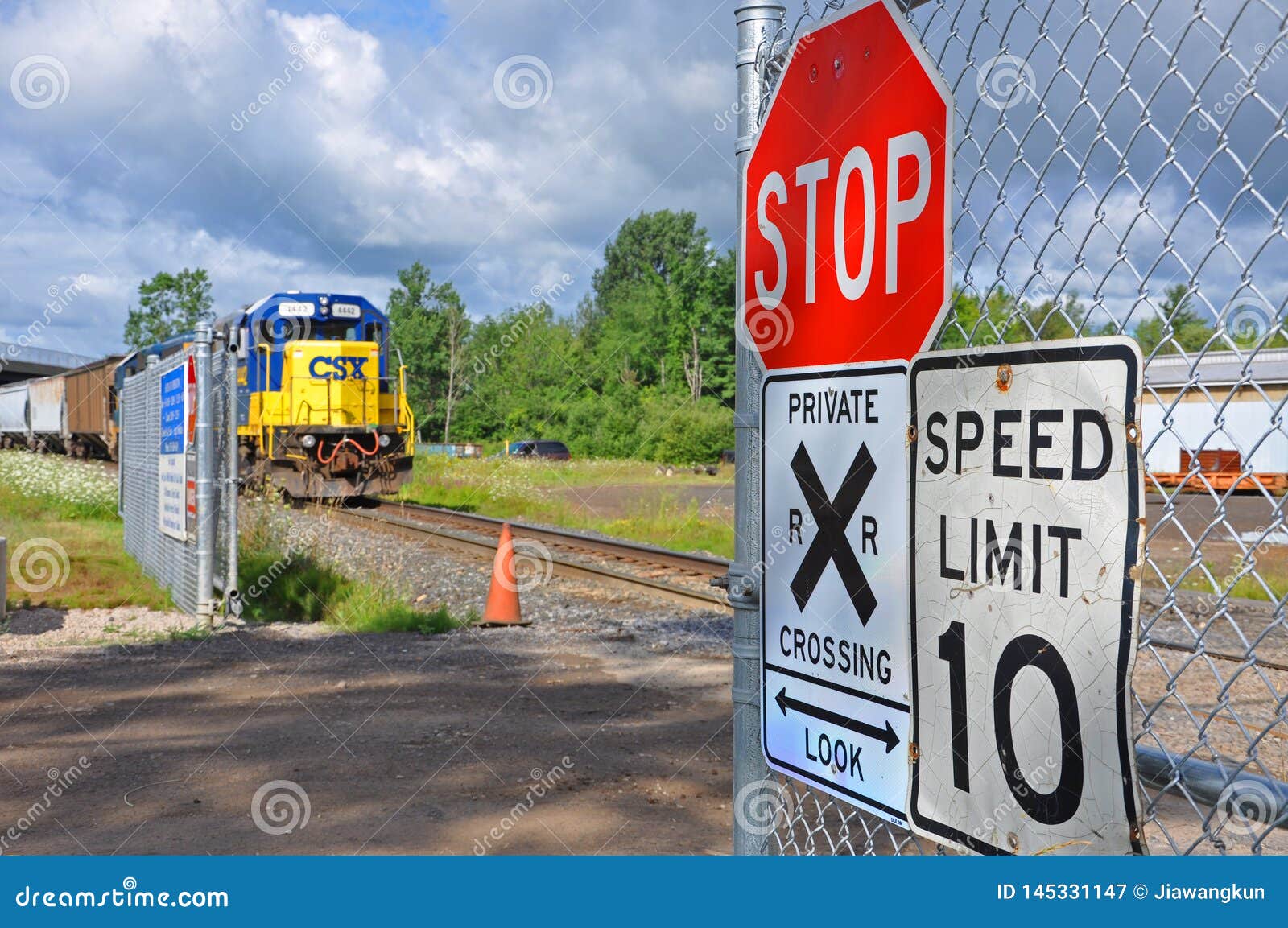 at Railroad Crossing, Potsdam, New York, USA 图库摄影片 图片 包括有 马达, 布琼布拉 145331147