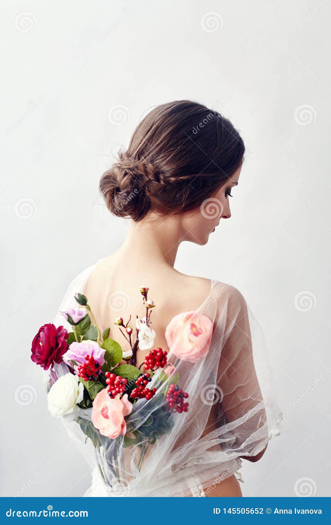 身后有花束的女人女孩穿着透明的浅色连衣裙 背开 鲜花艺术库存照片 图片包括有