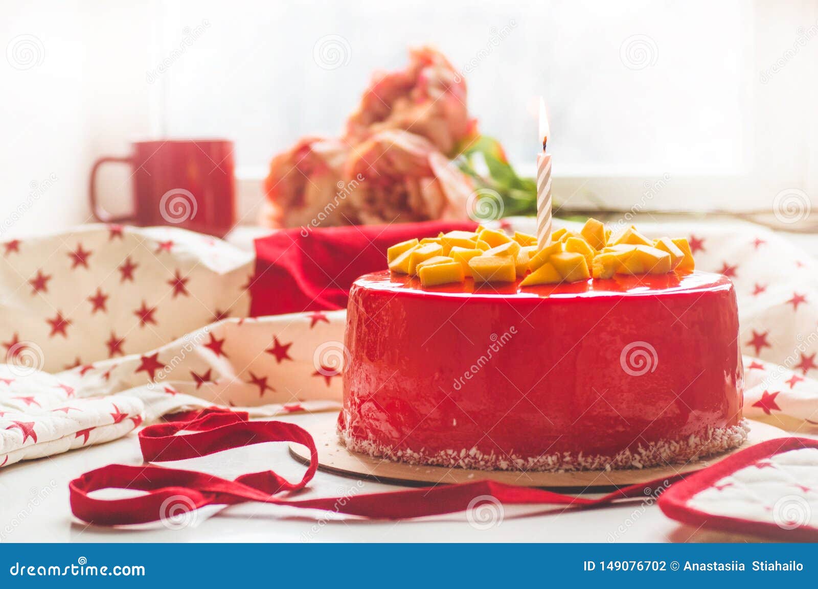 Gateau D Anniversaire A La Bougie Et Au Gel Rouge La Boulangerie Nationale Gateau Rond A La Mangue Photo Stock Image Du Rouge Mangue