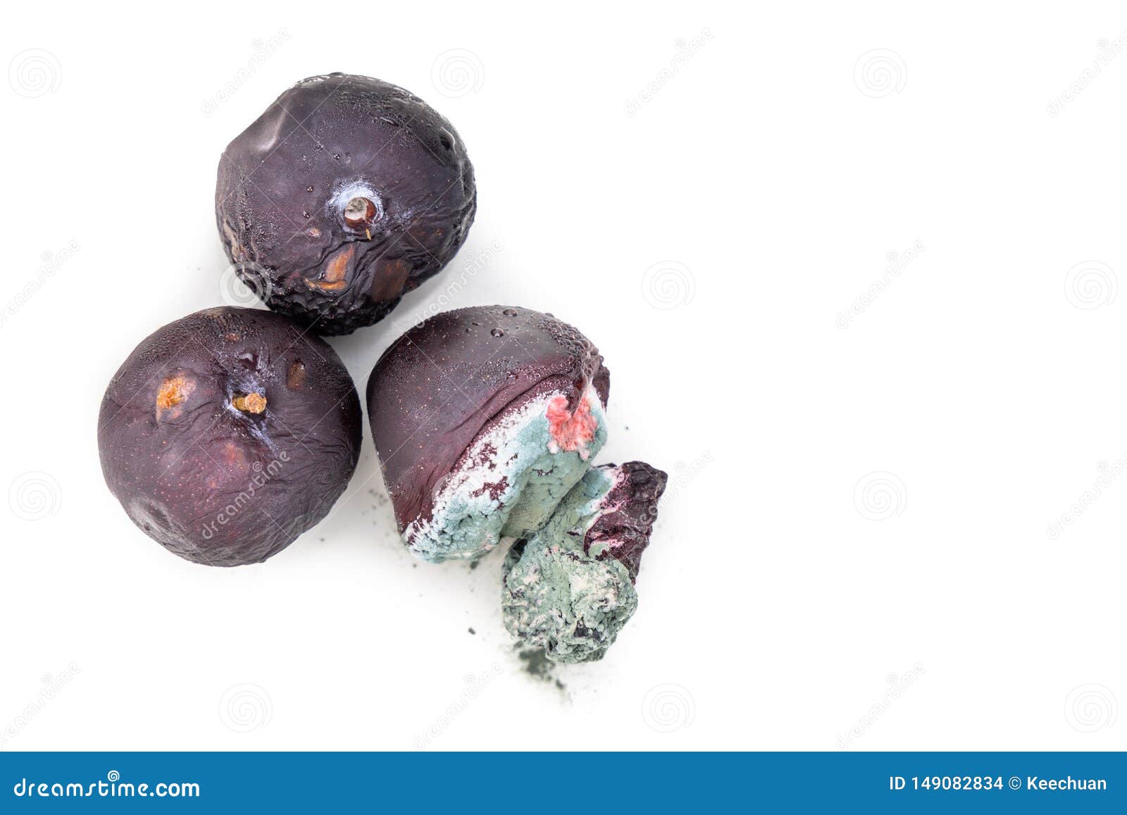 Closeup on Rotten and Moldy Red Plum Fruits Stockfoto Bild von