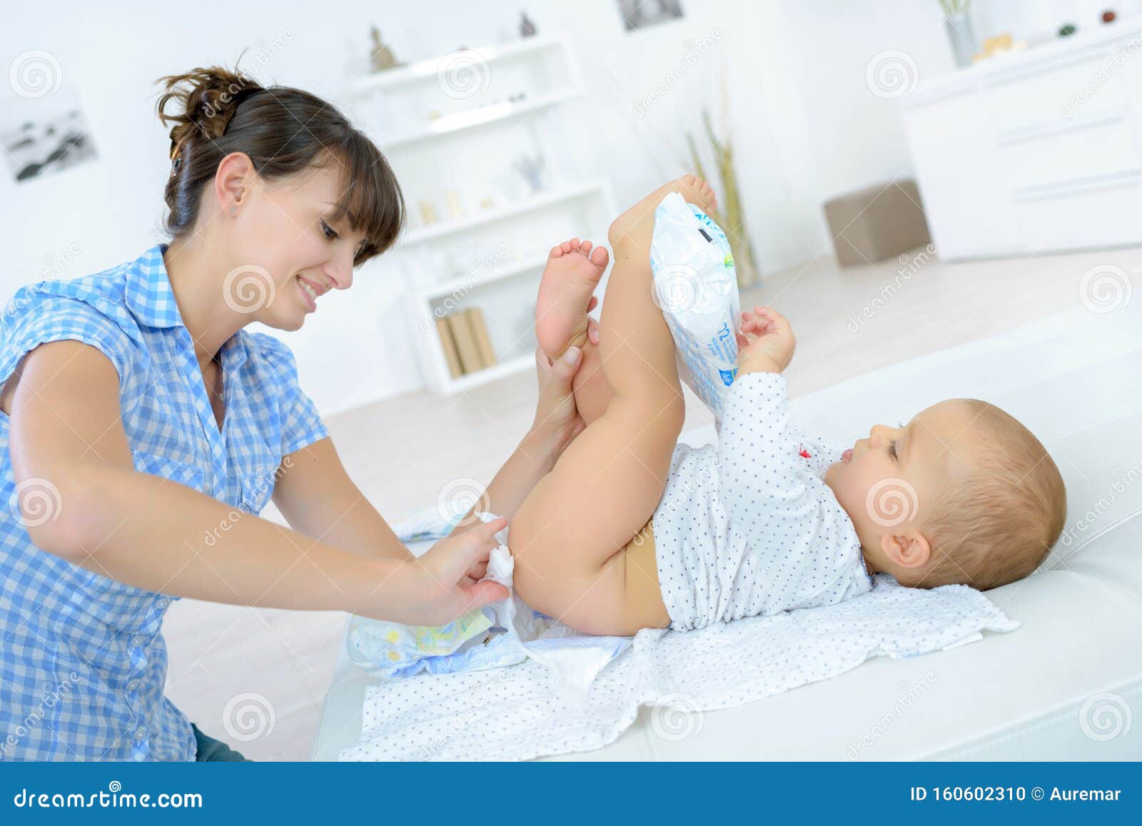 Woman Changing Babys Dippers Foto de Stock Imagem de fralda, seja