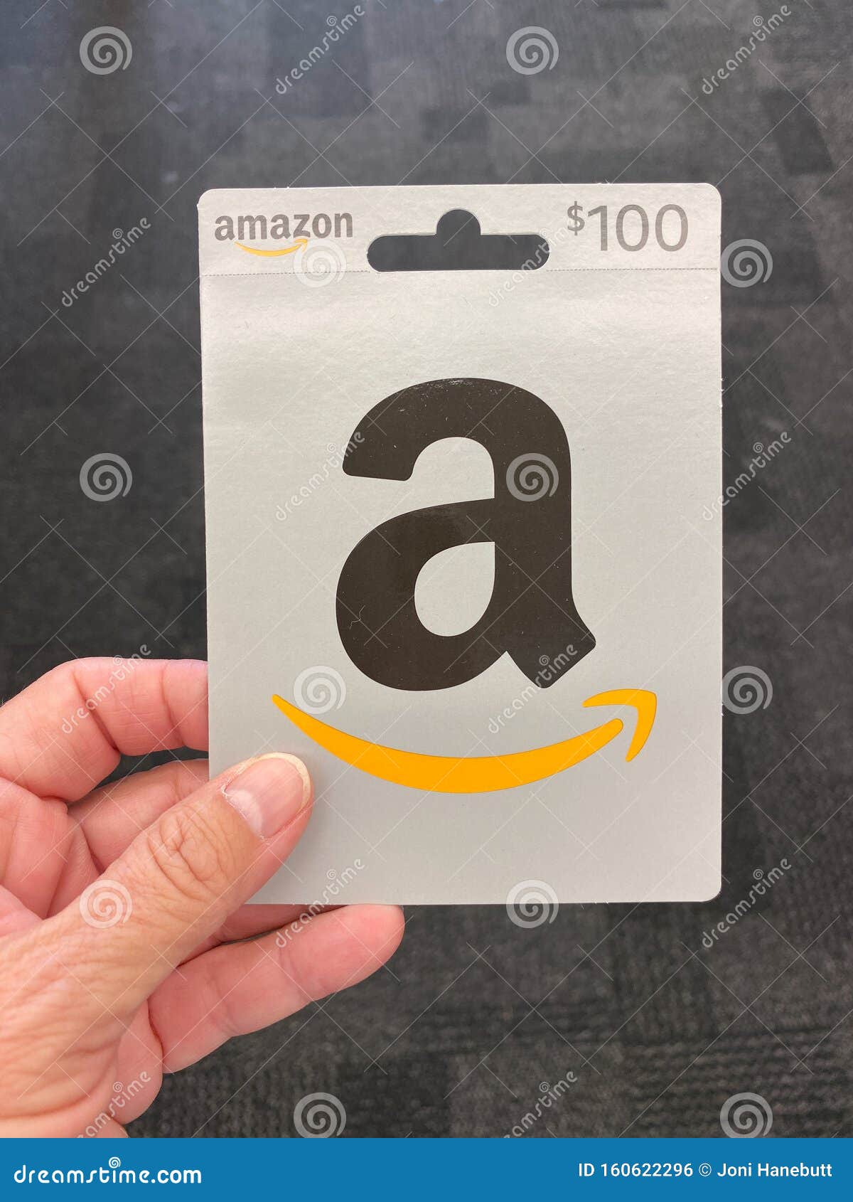 An Amazon Gift Card Ready for a Person To Purchase 编辑类照片 图片 包括有 采购