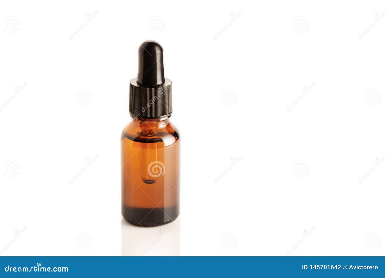 Amber Bottle with dropper isolated on white background. R De ruimte van het exemplaar