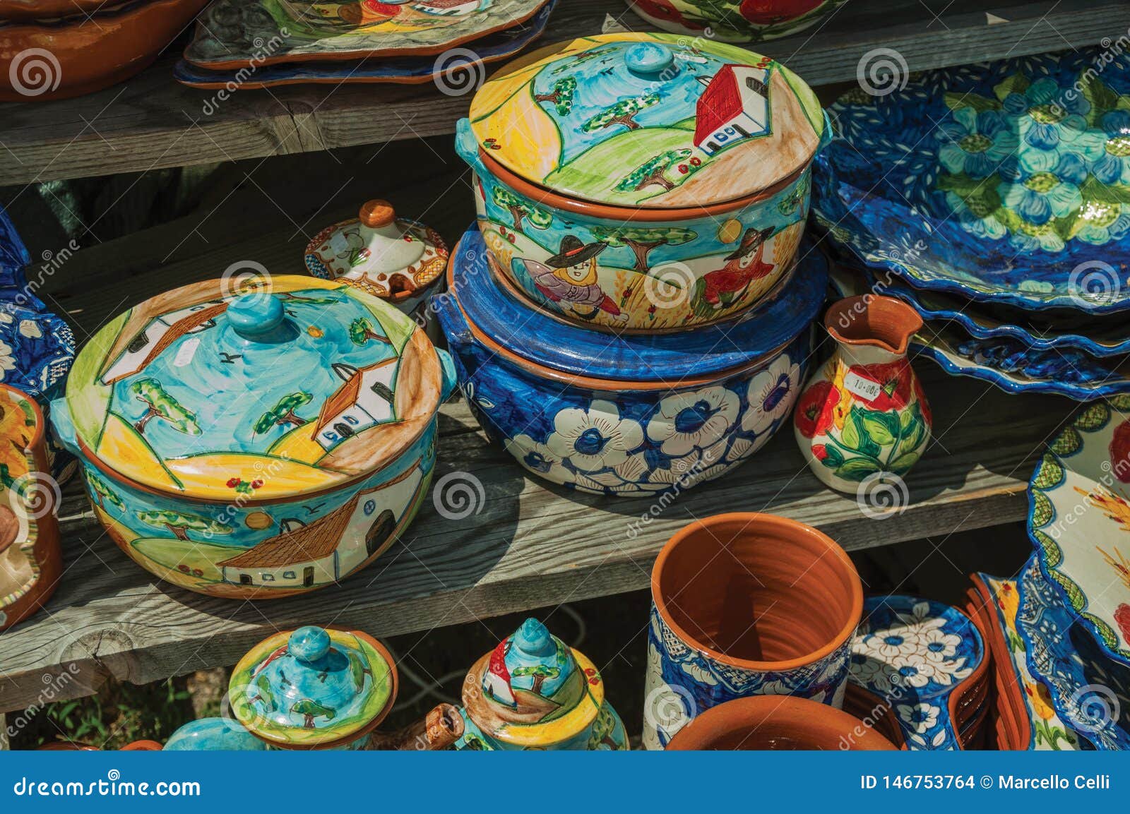 Colorful handmade porcelain pots and dishes. R Il più alta catena montuosa nel Portogallo continentale, con commercio pittoresco fragile verniciato culinario lustrato ceramico incantante della brocca dei disegni della ciotola della cultura delle terraglie delle terrecotte del mestiere delle terraglie antiquate di paesaggio di Europa dell'utensile rustico sorprendente di beiras del contenitore di vendita di manifestazione dell'esposizione di disposizione dello scaffale del vassoio della nave di cucina artistica decorativa tradizionale ricevente del vaso della tazza insolente folclorica ingenuo appariscente alla moda della tazza