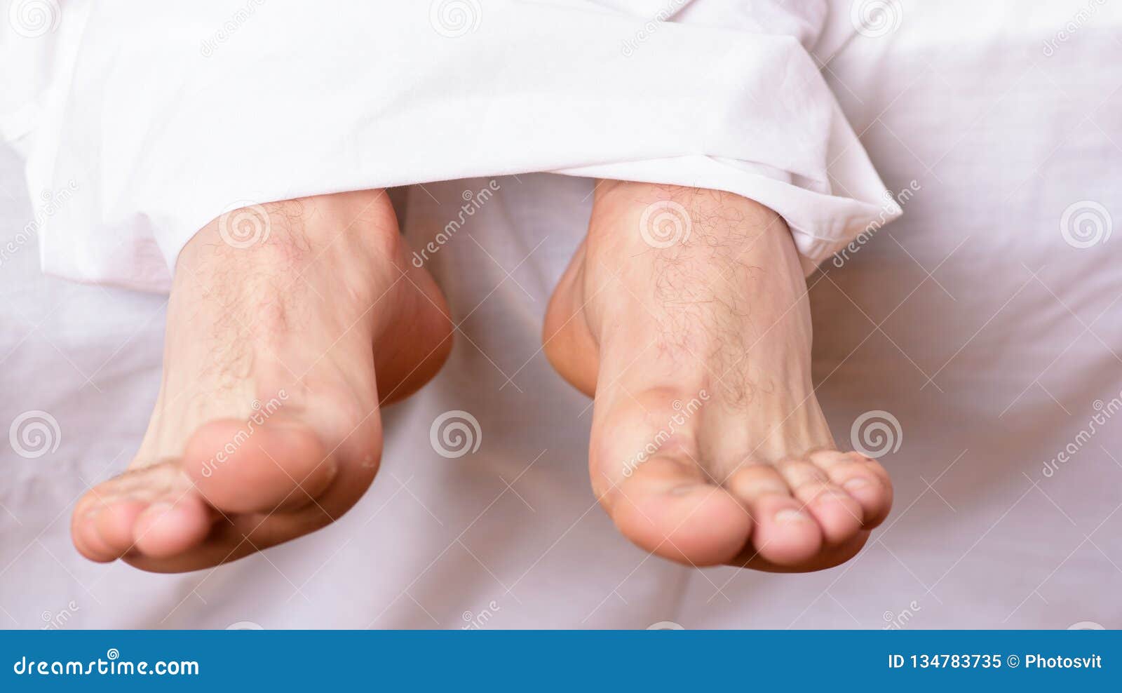 睡在床上的男人独自睡觉健康的足皮脚的大小男性脚在早上的床上新鲜库存图片 图片包括有新鲜 男性脚在早上的床上 睡在床上的男人独自睡觉健康的足皮脚的大小男性脚在早上的床上新鲜库存图片 图片包括有新鲜 男性脚在早上的床上