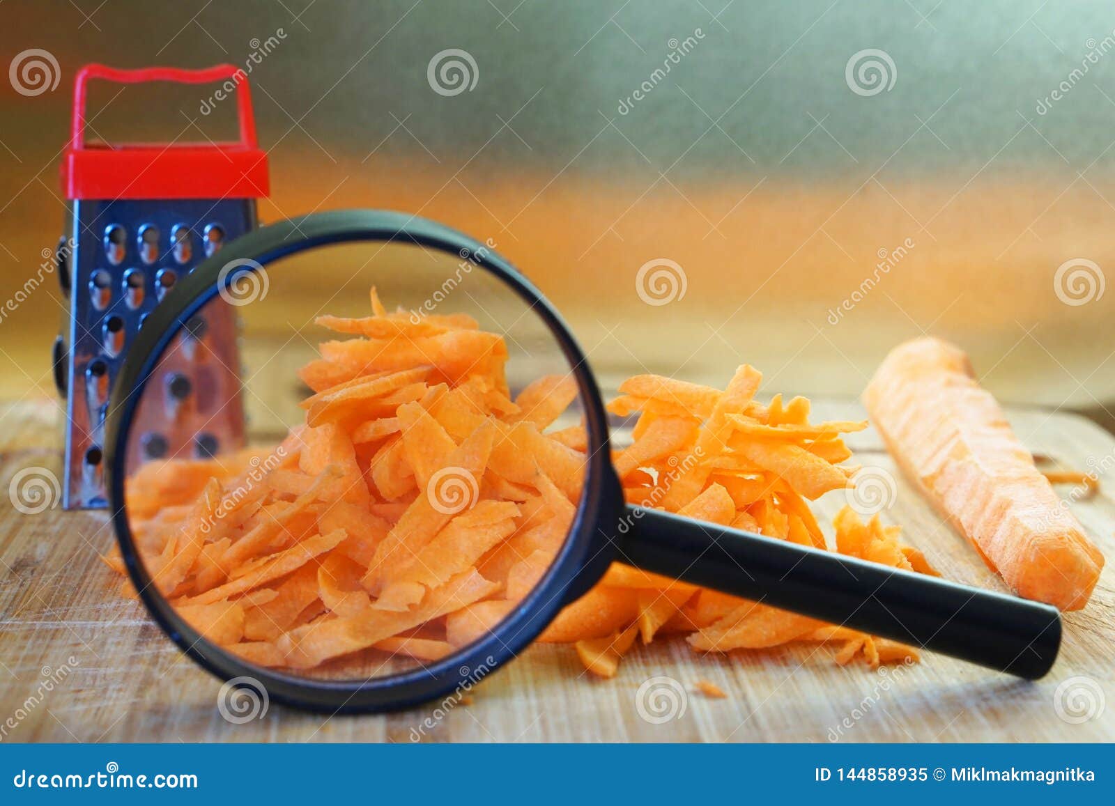 Исследование качества продуктов питания Анализ характеристик и состава моркови, нагретых на гриле Увеличивающее стекло Генетическ Стоковое Изображение - изображение насчитывающей биомолекулы, микроорганизмы: 144858935