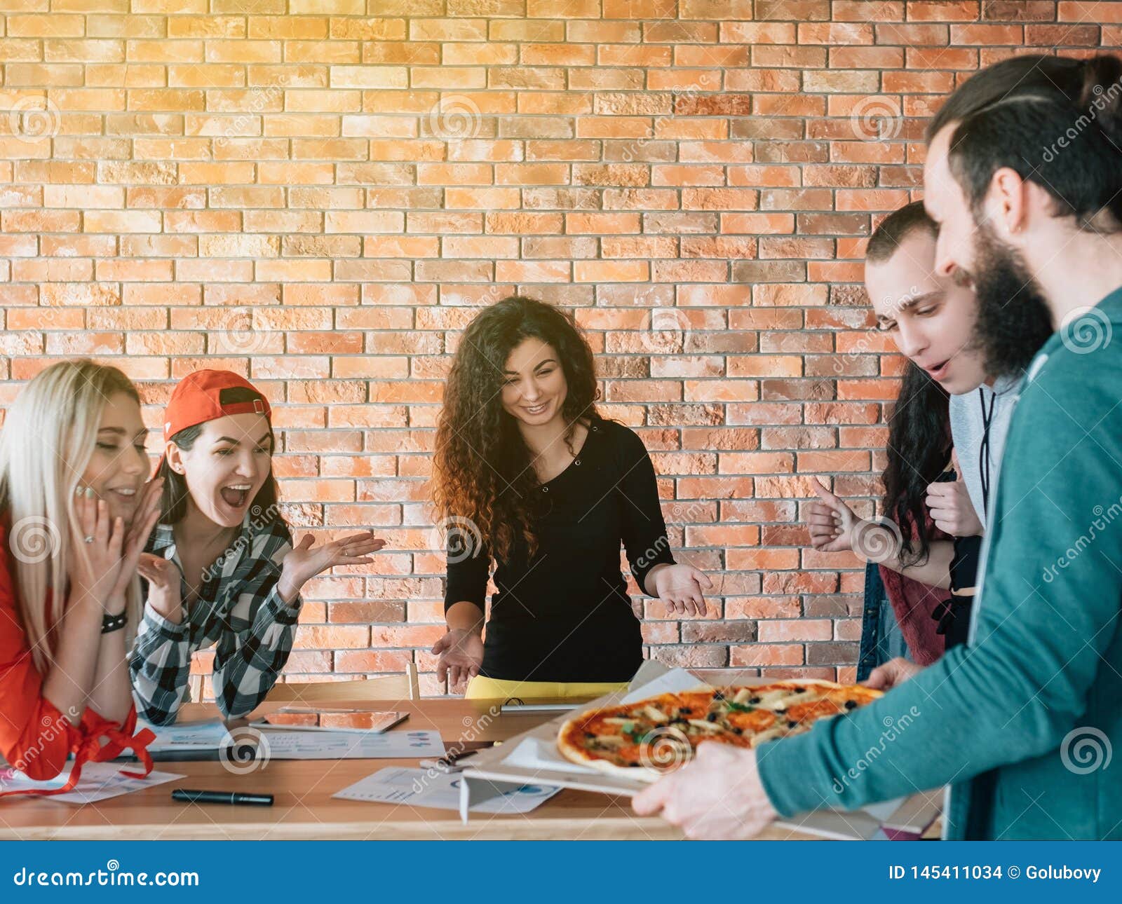 Business Team Millennials Lunch Break Pizza Meal 库存照片 - 图片 包括有 午餐, 办公室 ...