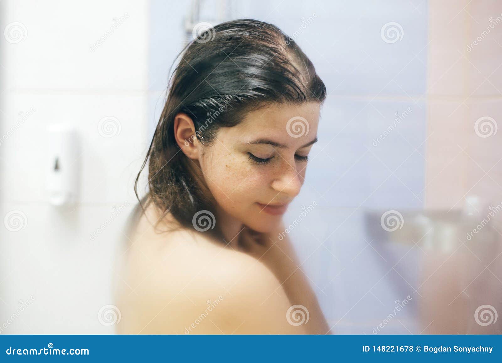 Тёлочка принимает прохладный душ (20 фото)